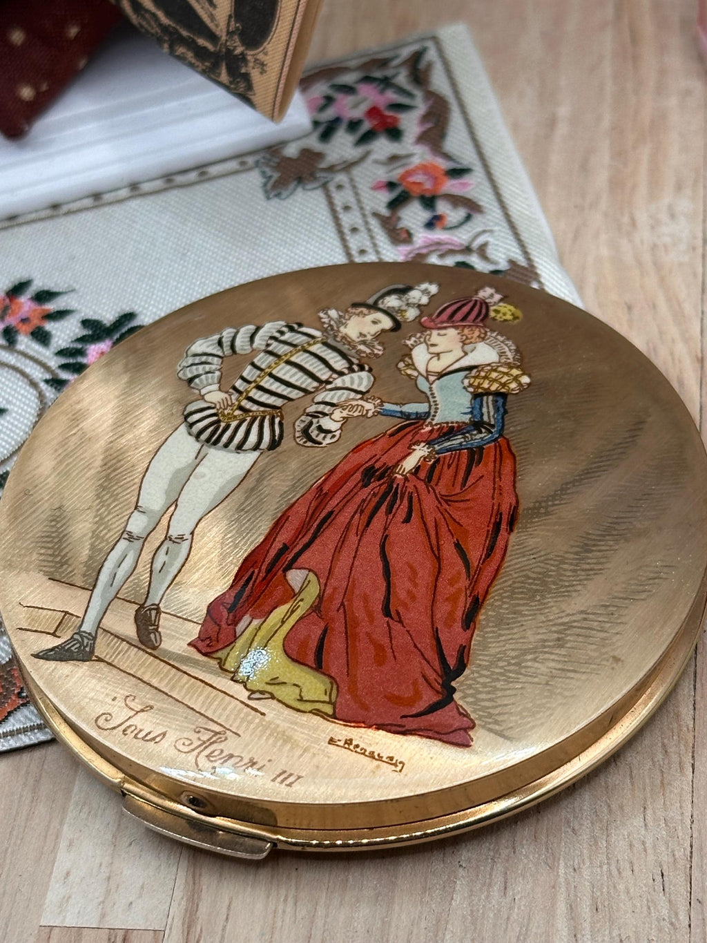 Vintage Stratton ‘Sous l’Empire’ Louis Henri III Powder Compact 7.5cm with Original Pouch
