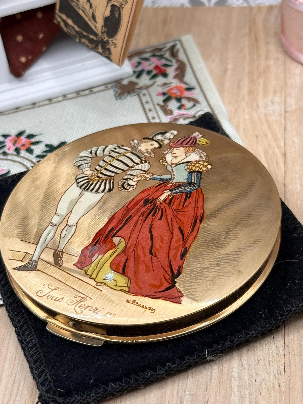 Vintage Stratton ‘Sous l’Empire’ Louis Henri III Powder Compact 7.5cm with Original Pouch