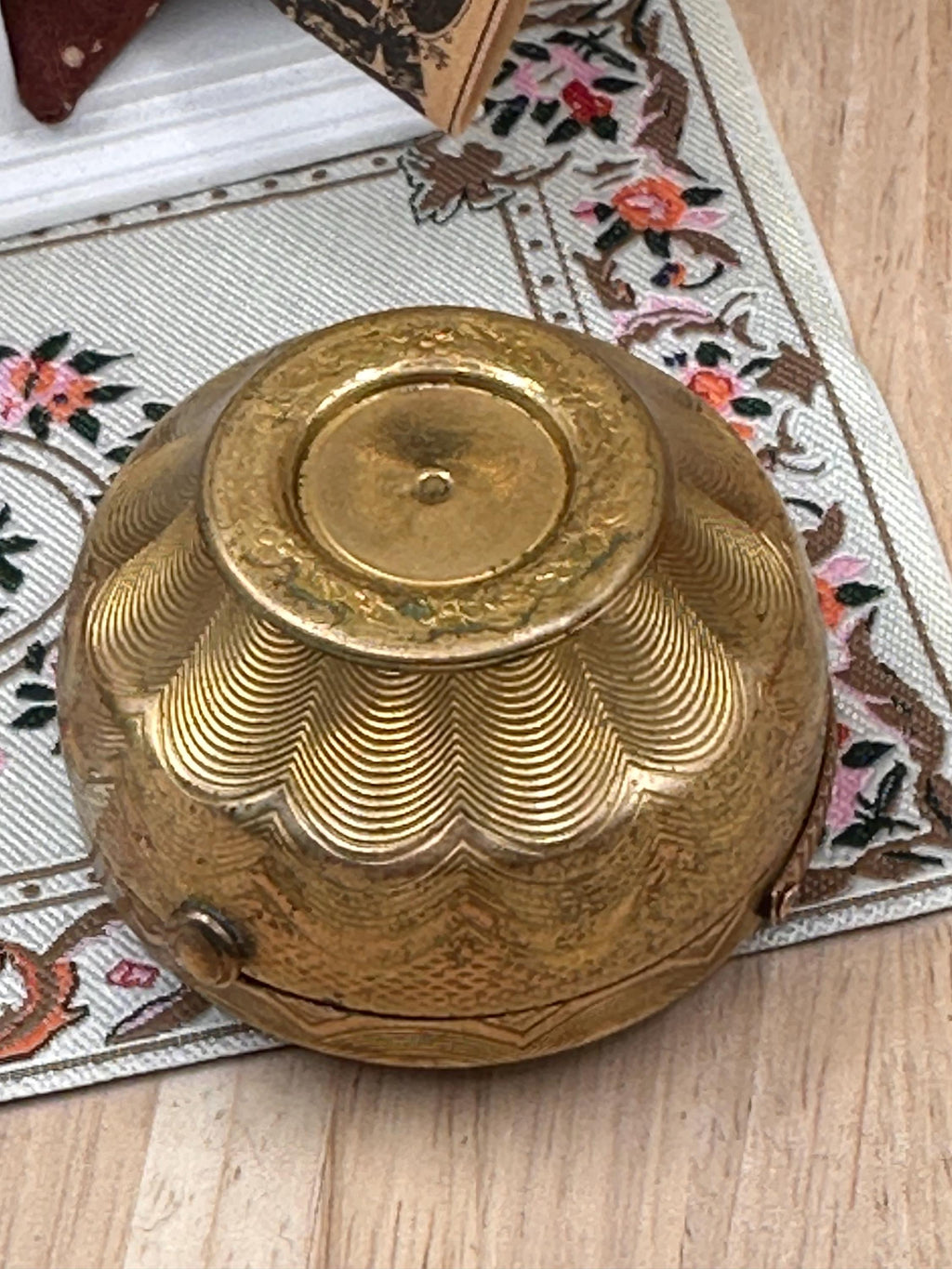 Vintage Kigu Bouquet Powder Compact 5.5cm Floral Lucite Compact Mirror Vanity Compact England