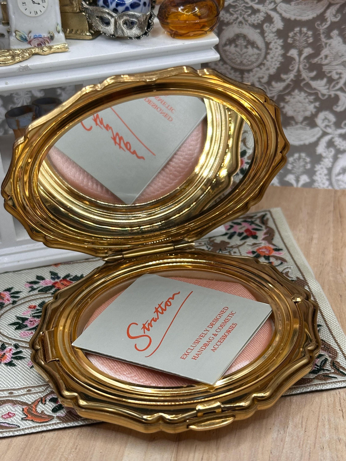 Stratton Floral Powder Compact, White Enamel with Pink & Blue Rose Bouquet, Complete with Original Puff, 8.5cm