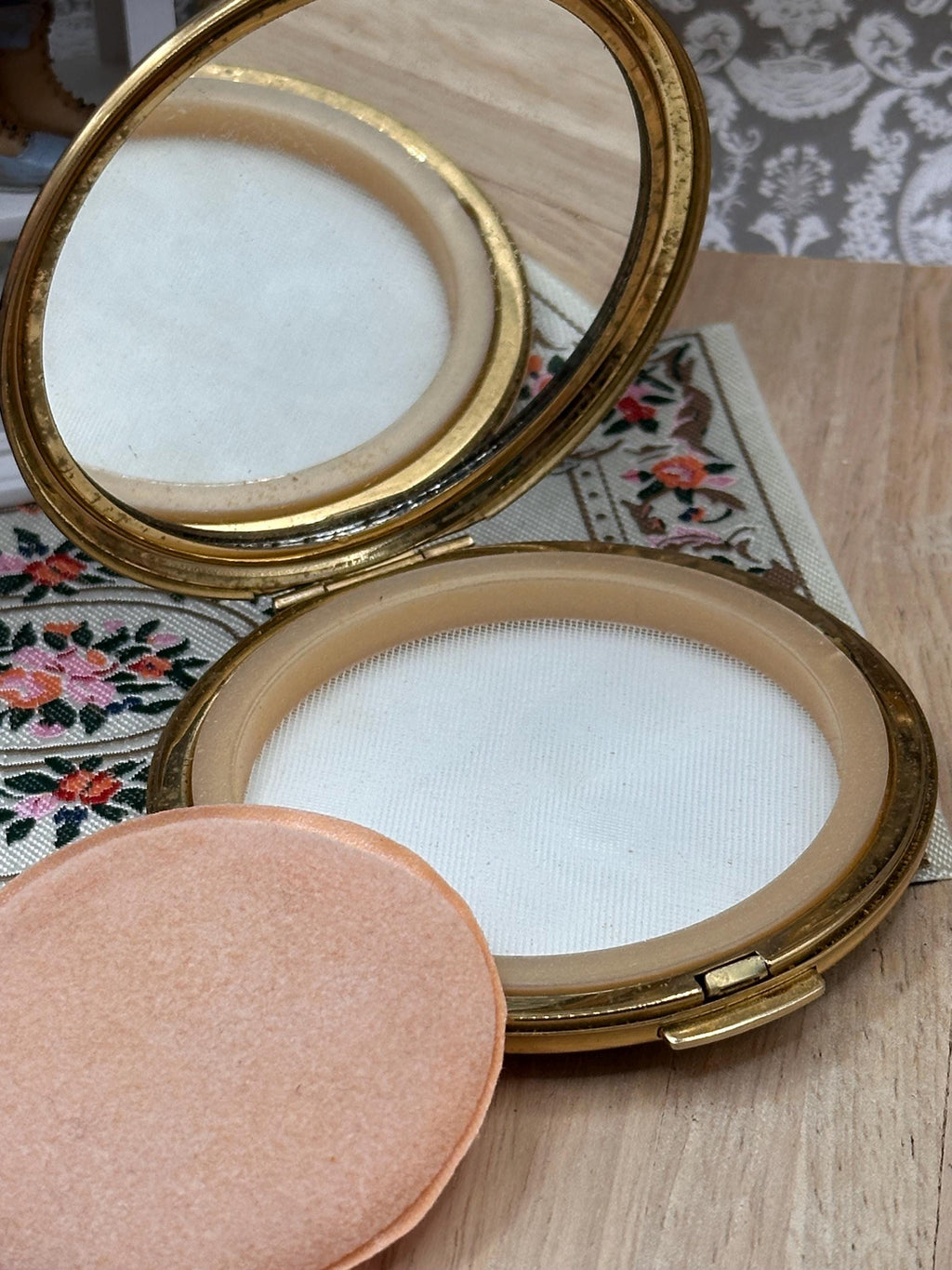 Vintage Stratton Burgundy Marbled Powder Compact Mirror 7.5cm c1970s Original Sifter & Puff