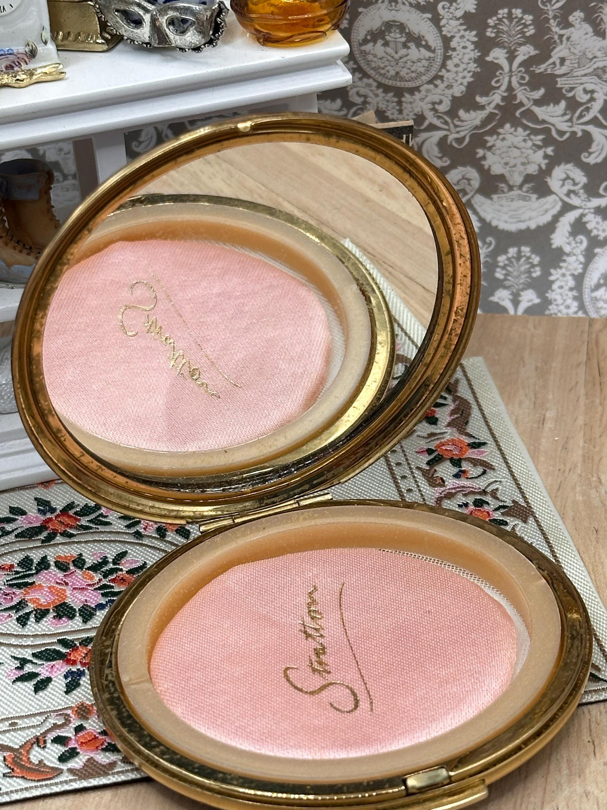 Vintage Stratton Burgundy Marbled Powder Compact Mirror 7.5cm c1970s Original Sifter & Puff