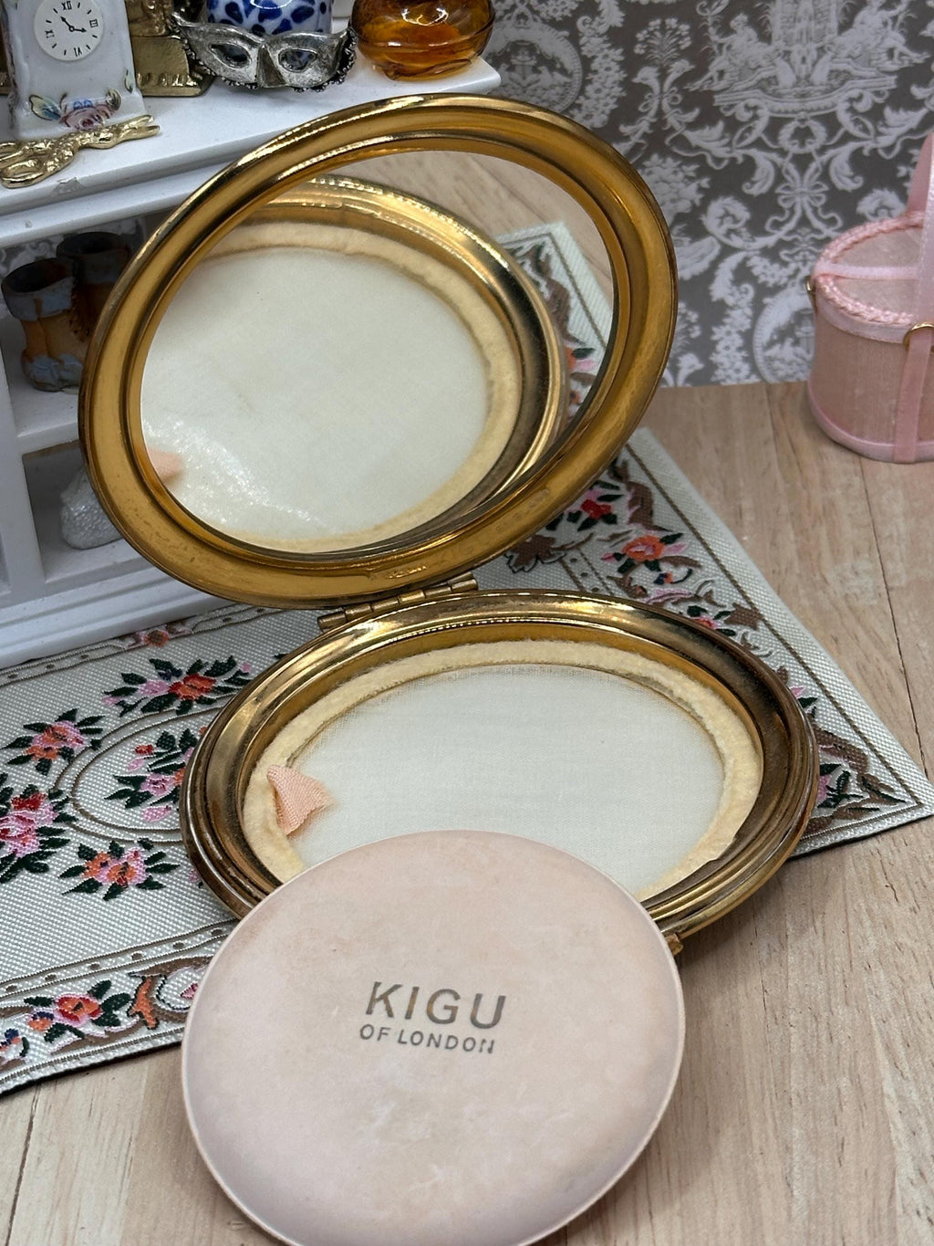 Vintage Kigu of London Gold Tone Powder Compact with Green Lucite Cabochon 8cm