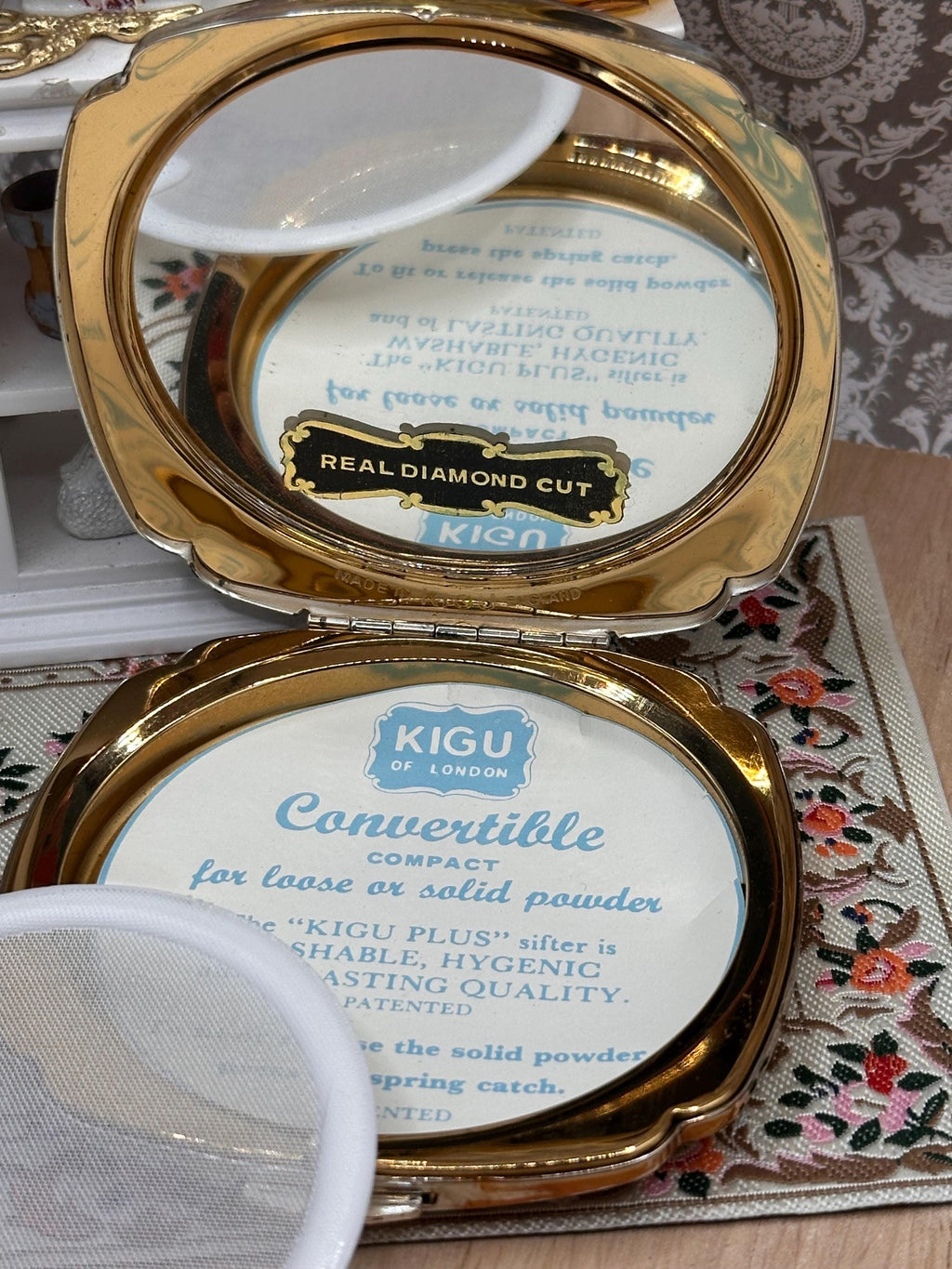 Unused Boxed Kigu Convertible Powder Compact 8cm with Pouch & Kigu Plus Sifter – Real Diamond Cut Mirror – Vintage 1950s Vanity