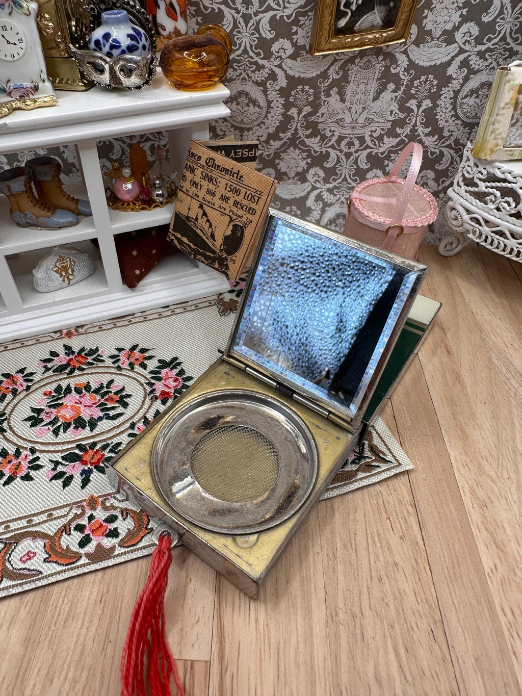Rare Art Deco Green & White Enamel Sliding Powder Compact with Original Tassel c.1930s