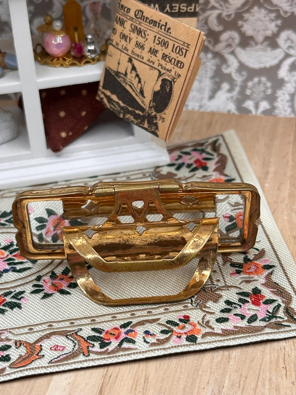 Vintage Stratton Lip View Lipstick Holder with Mirror – Floral Enamel Vanity Accessory – Made in England – 6cm