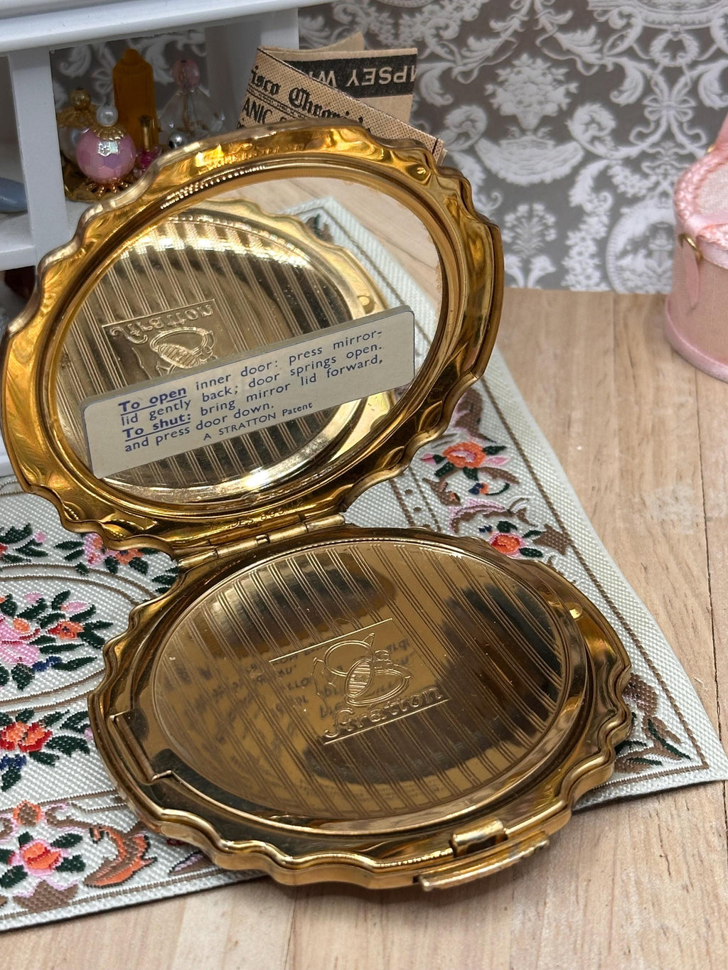 Vintage Stratton Compact-in-Hand Black Enamel Heart Powder Compact with Original Pouch & Puff – 6.5cm – Made in England