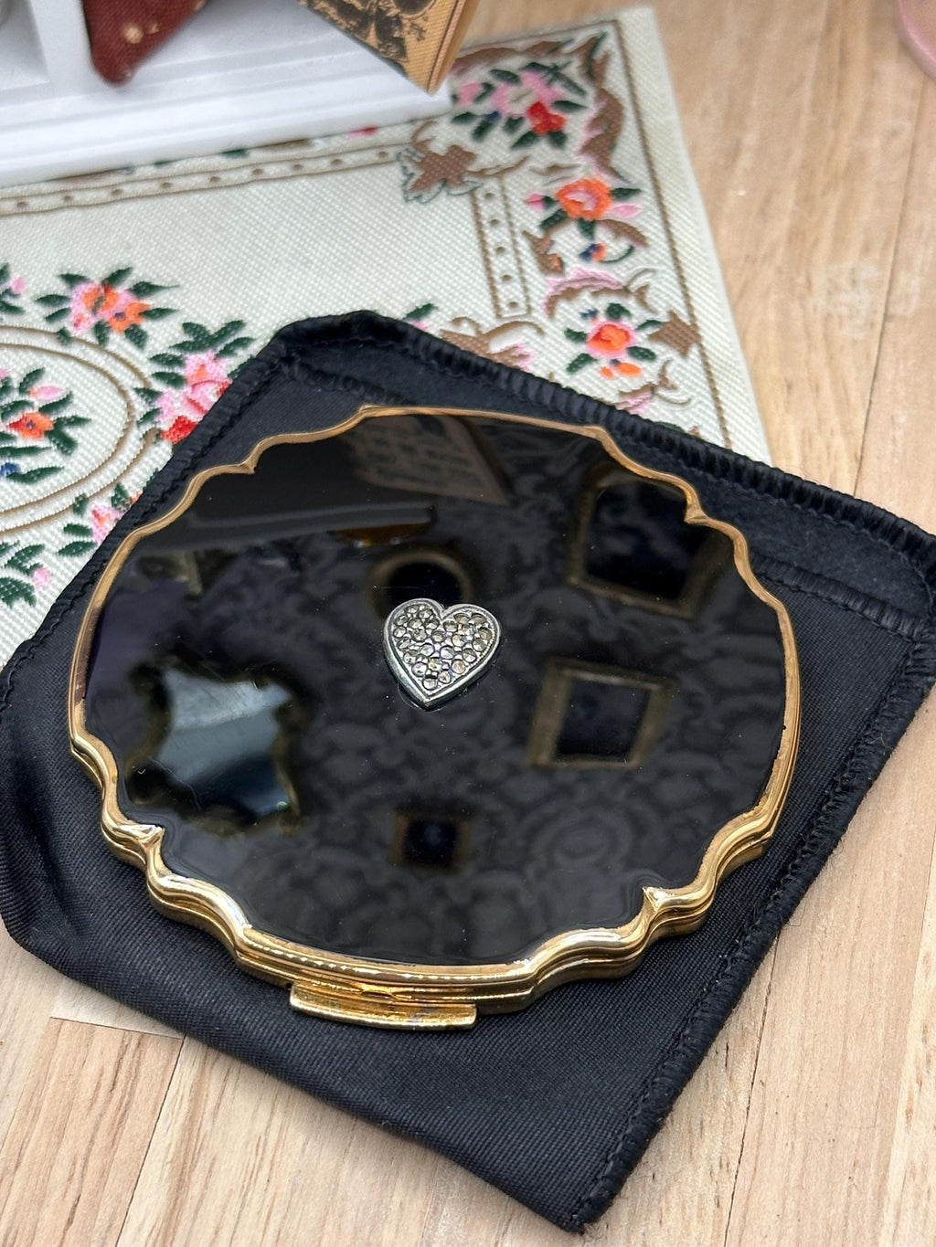 Vintage Stratton Compact-in-Hand Black Enamel Heart Powder Compact with Original Pouch & Puff – 6.5cm – Made in England