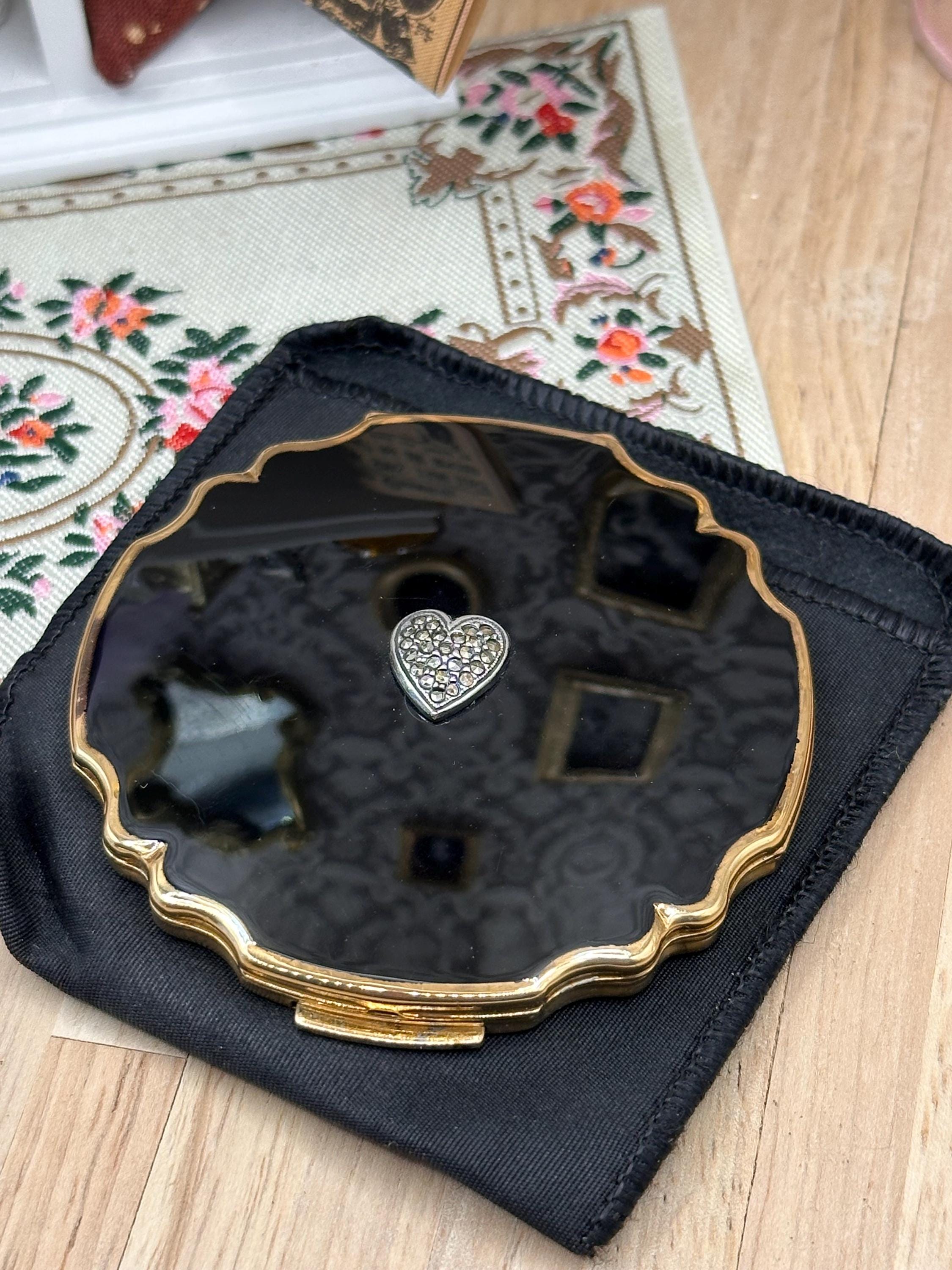 Vintage Stratton Compact-in-Hand Black Enamel Heart Powder Compact with Original Pouch & Puff – 6.5cm – Made in England