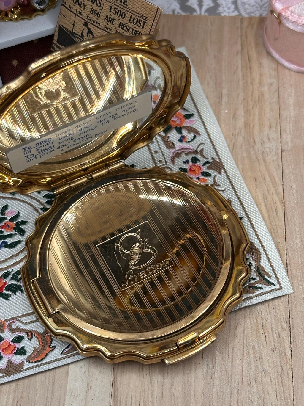 Vintage Stratton Compact-in-Hand Black Enamel Heart Powder Compact with Original Pouch & Puff – 6.5cm – Made in England
