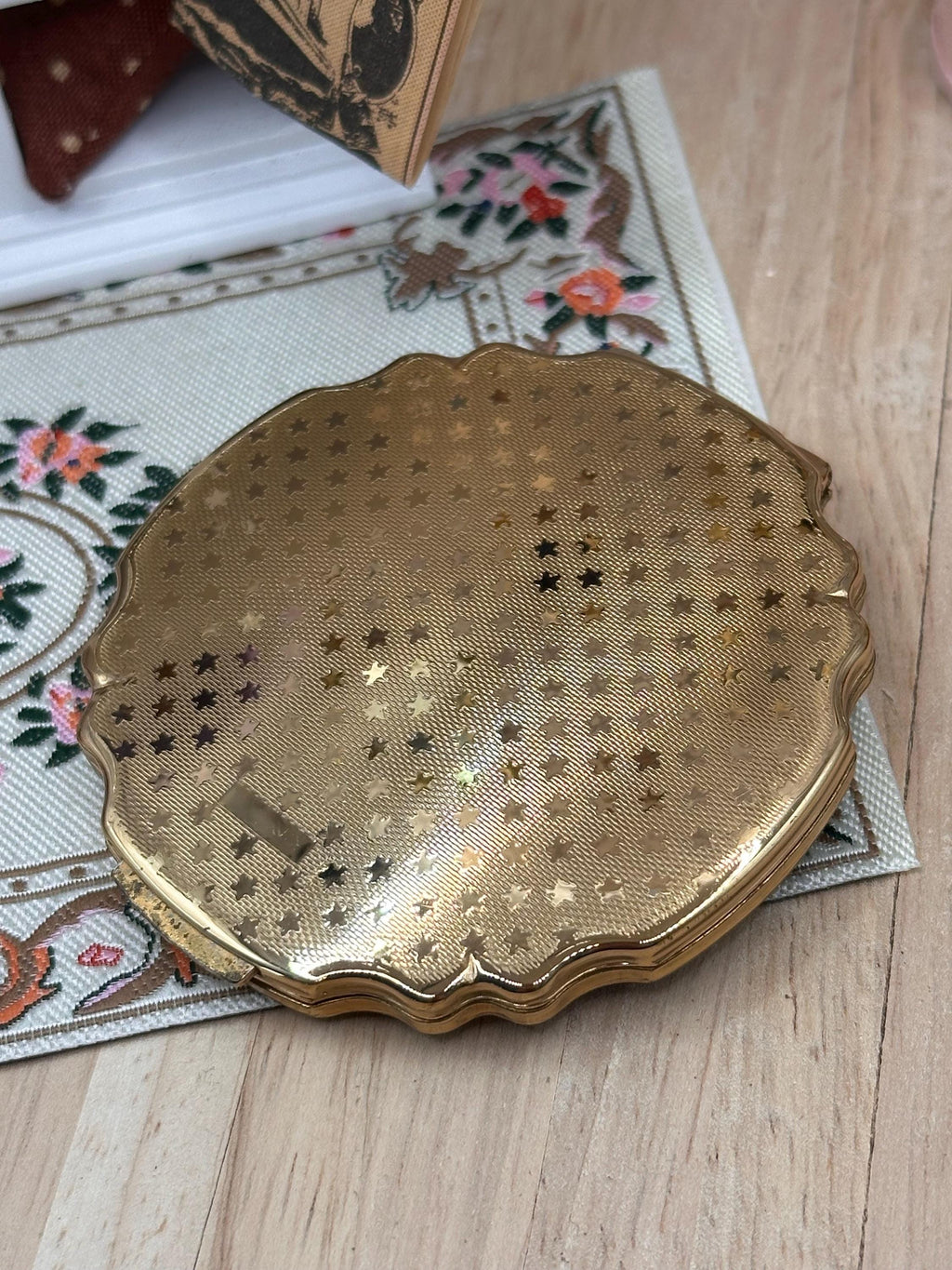 Vintage Stratton Compact-in-Hand Black Enamel Heart Powder Compact with Original Pouch & Puff – 6.5cm – Made in England