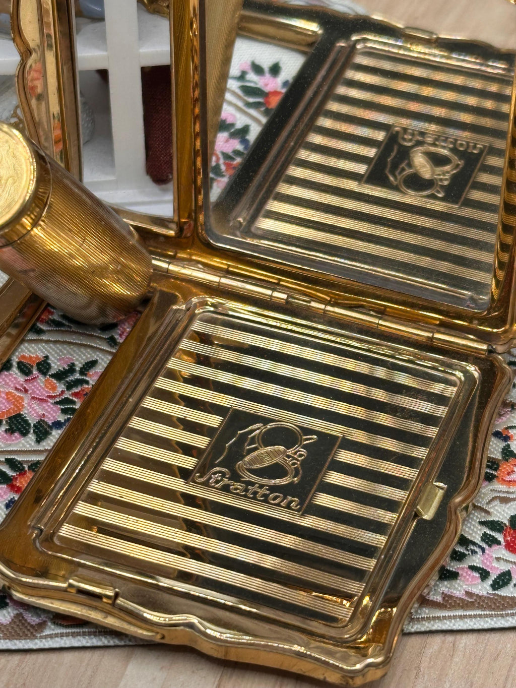Vintage Stratton Lipstick Empress Mother of Pearl Compact – Compact-in-Hand Vanity Set – Original Lipstick, Puff & Sifter – 8.5 x 7cm