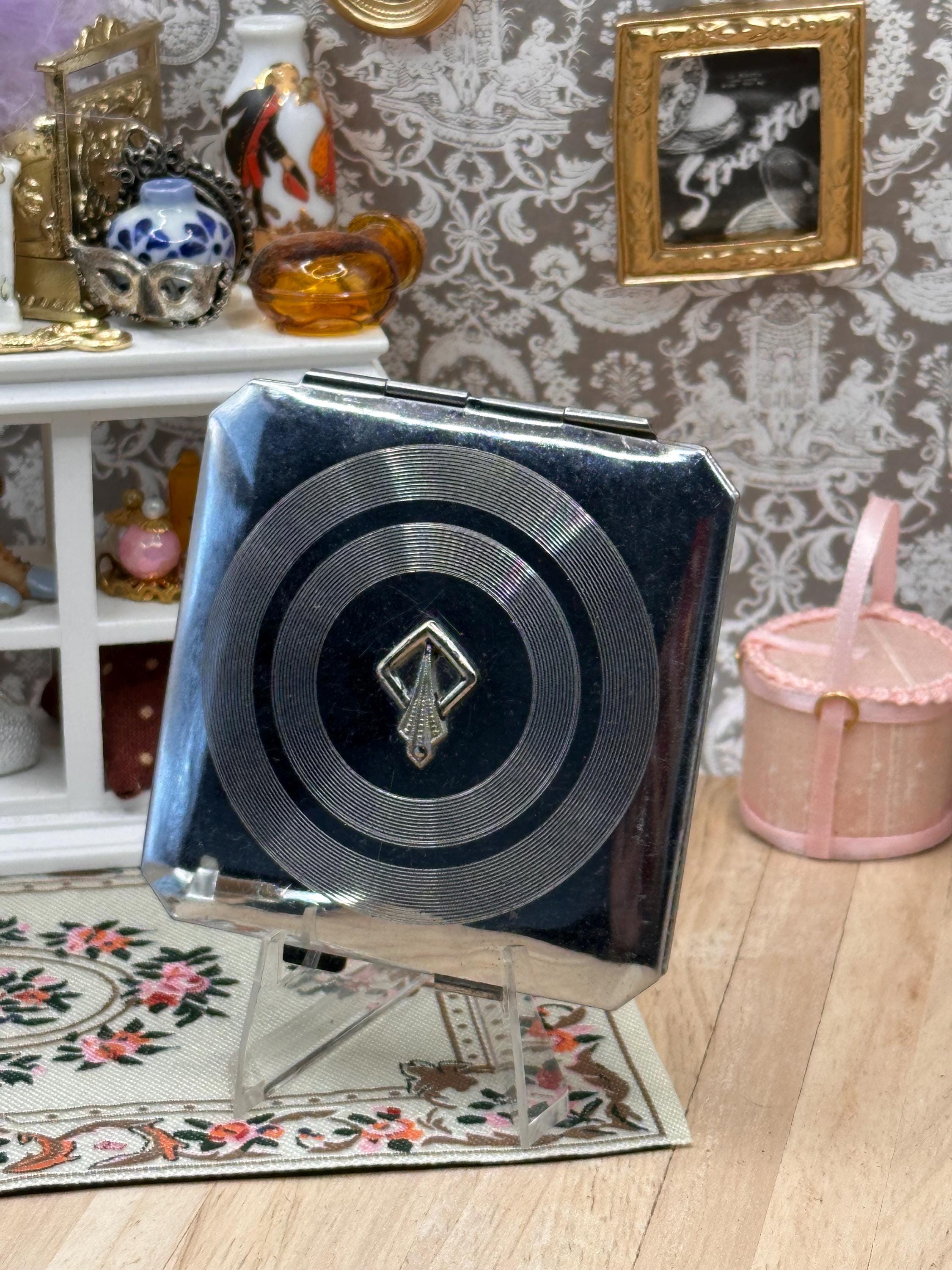 Vintage Art Deco Silver Tone Engine Turned Powder Compact – Geometric Vanity Compact – Unmarked – 7cm
