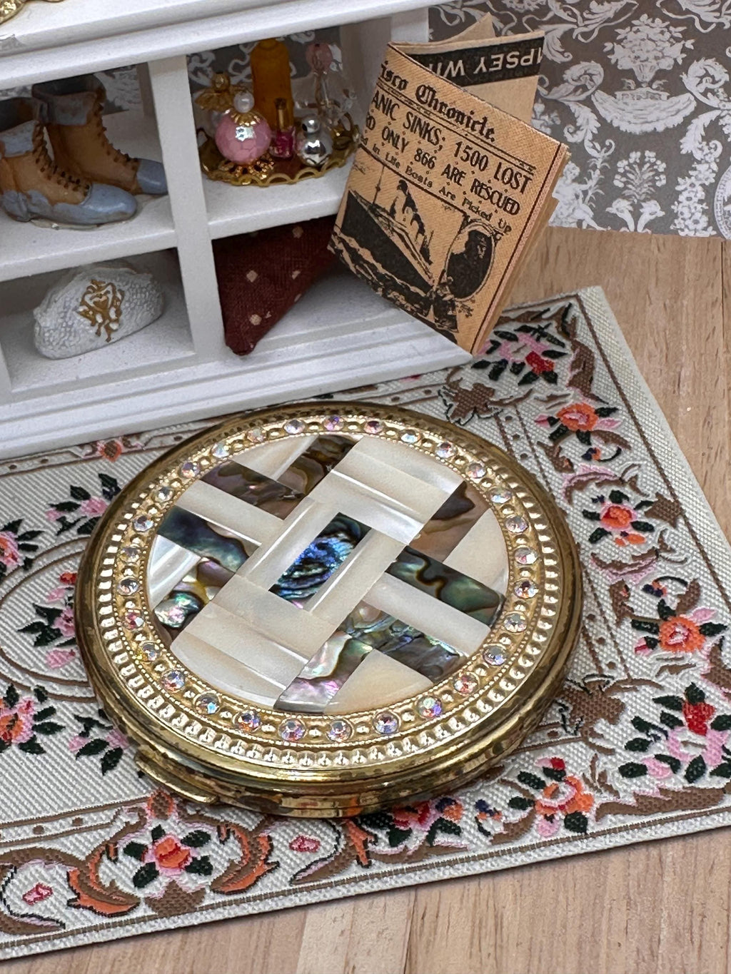 Vintage Beauty Powder Compact 7cm Gold Tone Mirror Compact Aurora Rhinestones Mother of Pearl Mosaic Vanity Compact Display Piece