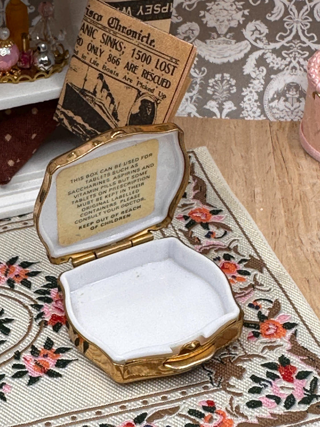 Vintage Stratton Butterfly Enamel Pill Box Black Floral Gold Tone 4cm Collectable Vanity Case