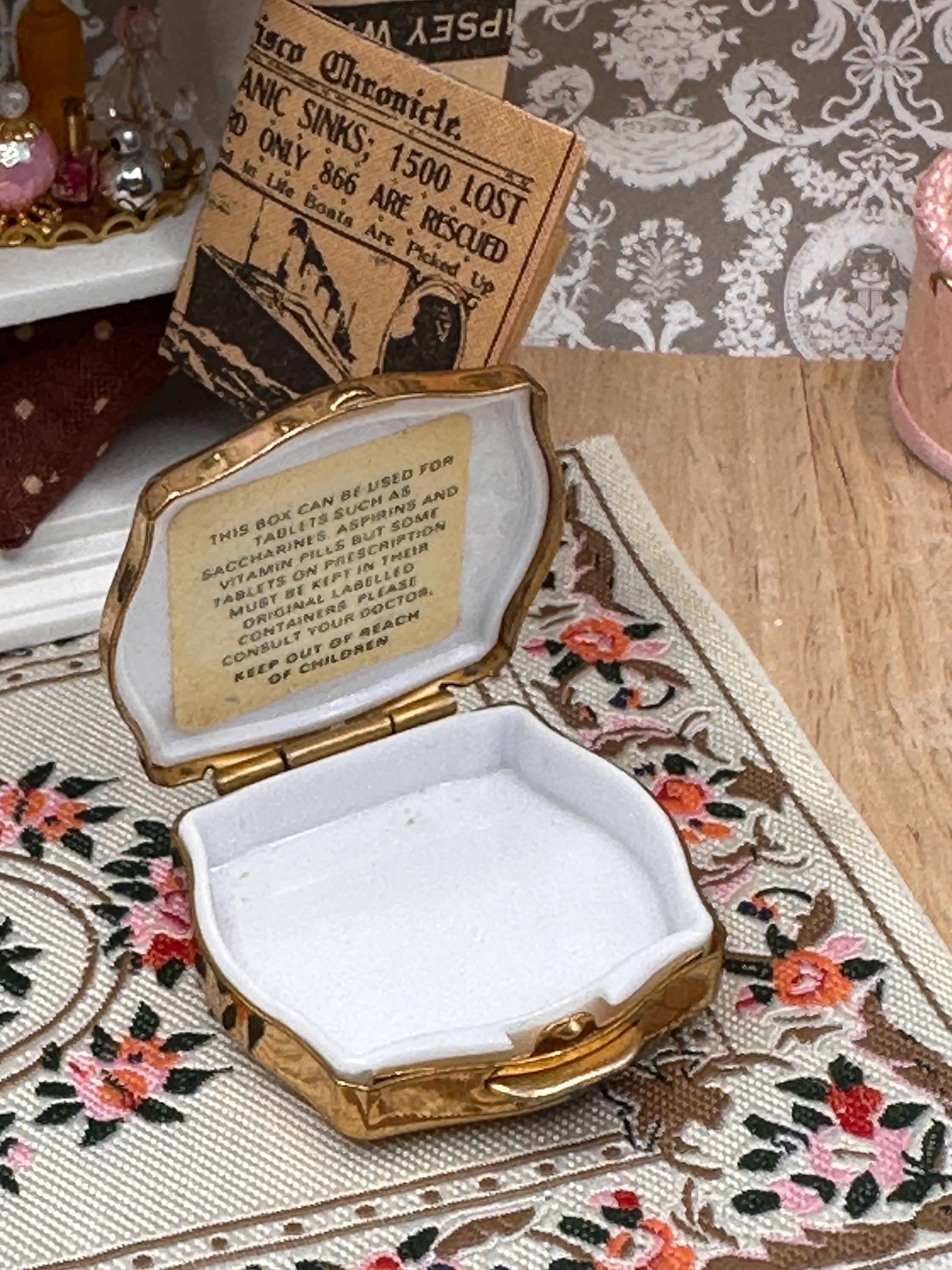 Vintage Stratton Butterfly Enamel Pill Box Black Floral Gold Tone 4cm Collectable Vanity Case