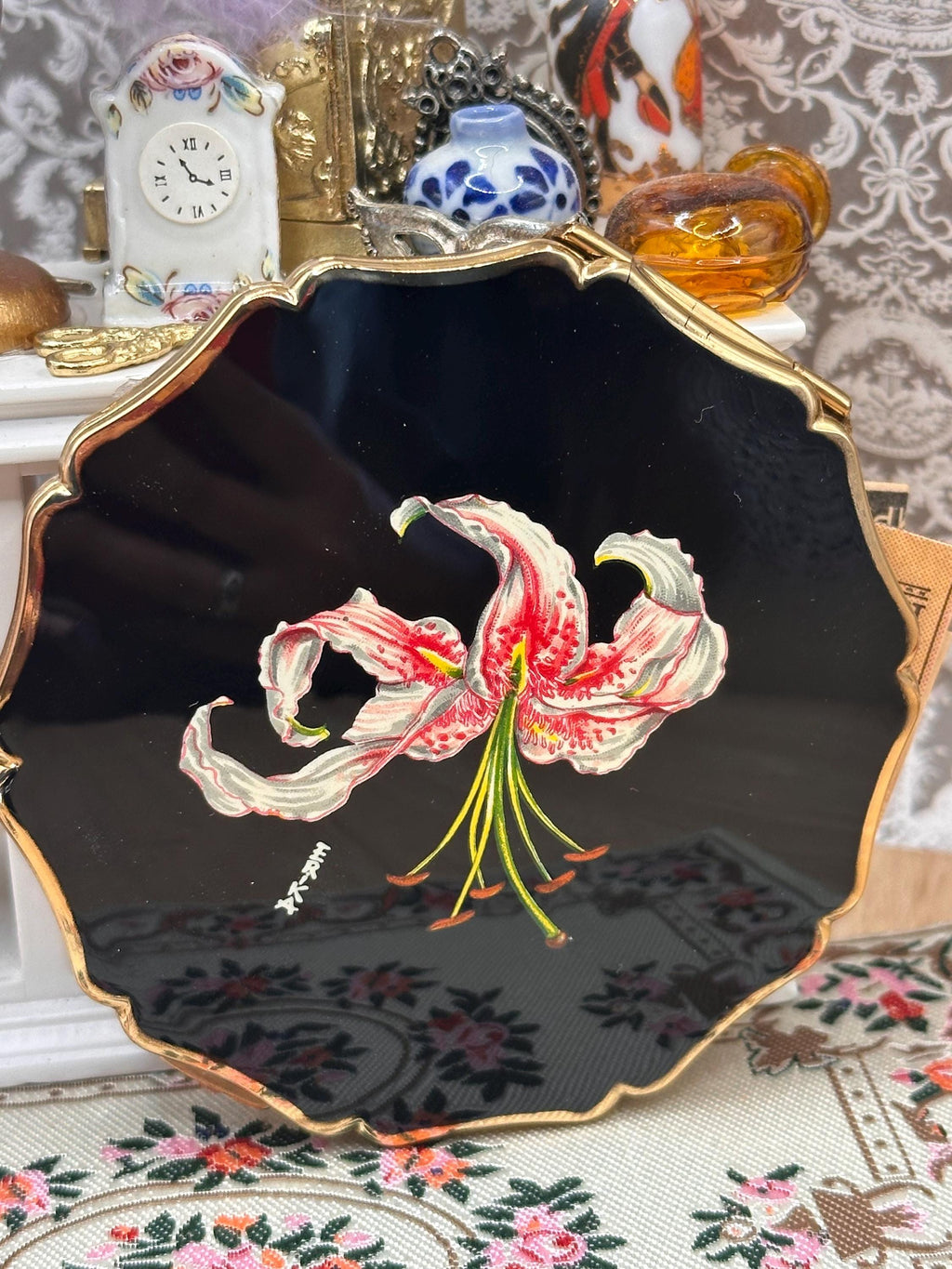 Stratton “Erika” Lily Enamel Powder Compact with Box, Pouch & Accessories – Unused Vintage 8.5cm