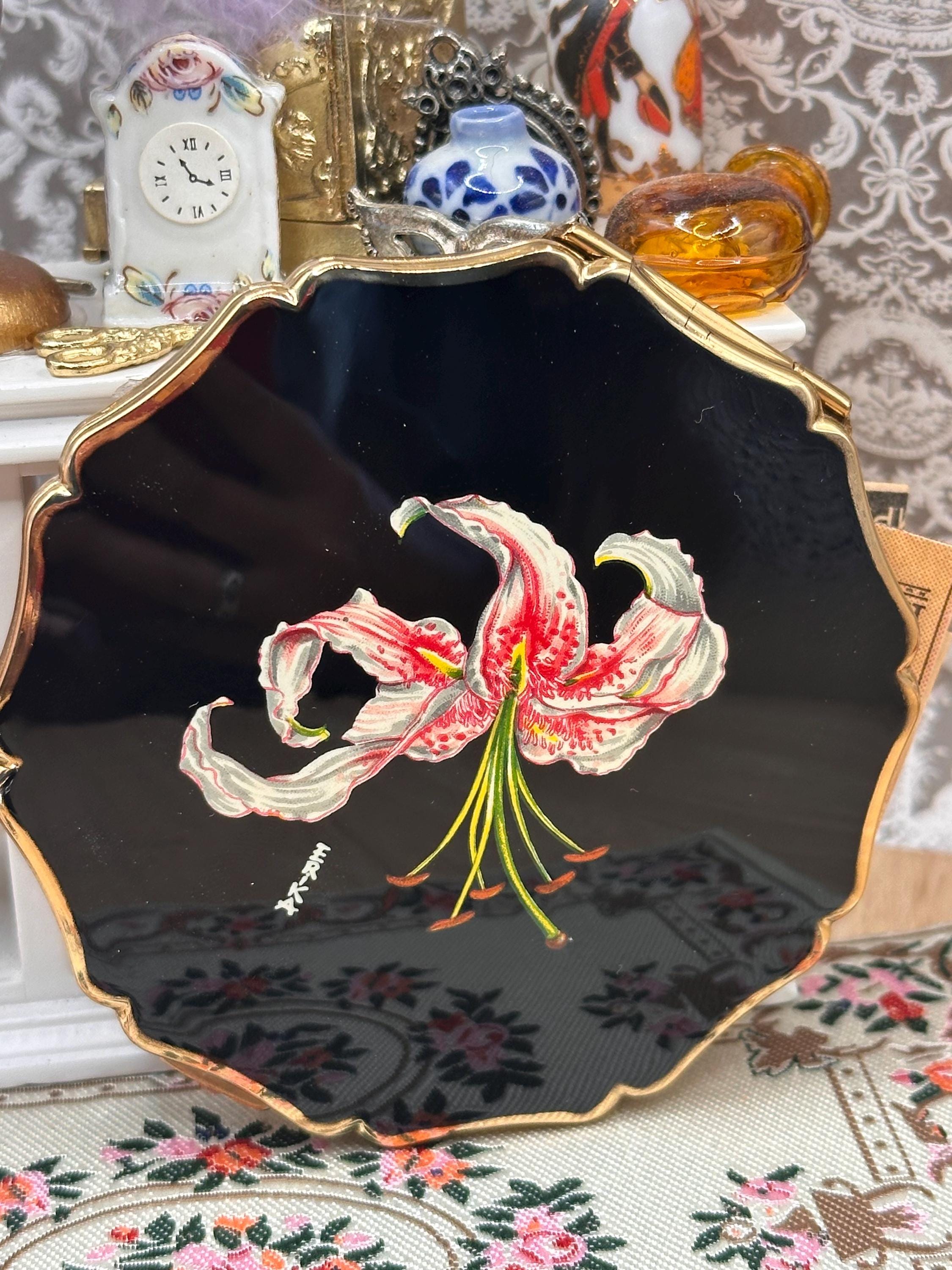 Stratton “Erika” Lily Enamel Powder Compact with Box, Pouch & Accessories – Unused Vintage 8.5cm