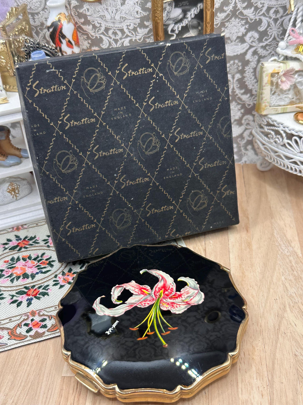 Stratton “Erika” Lily Enamel Powder Compact with Box, Pouch & Accessories – Unused Vintage 8.5cm