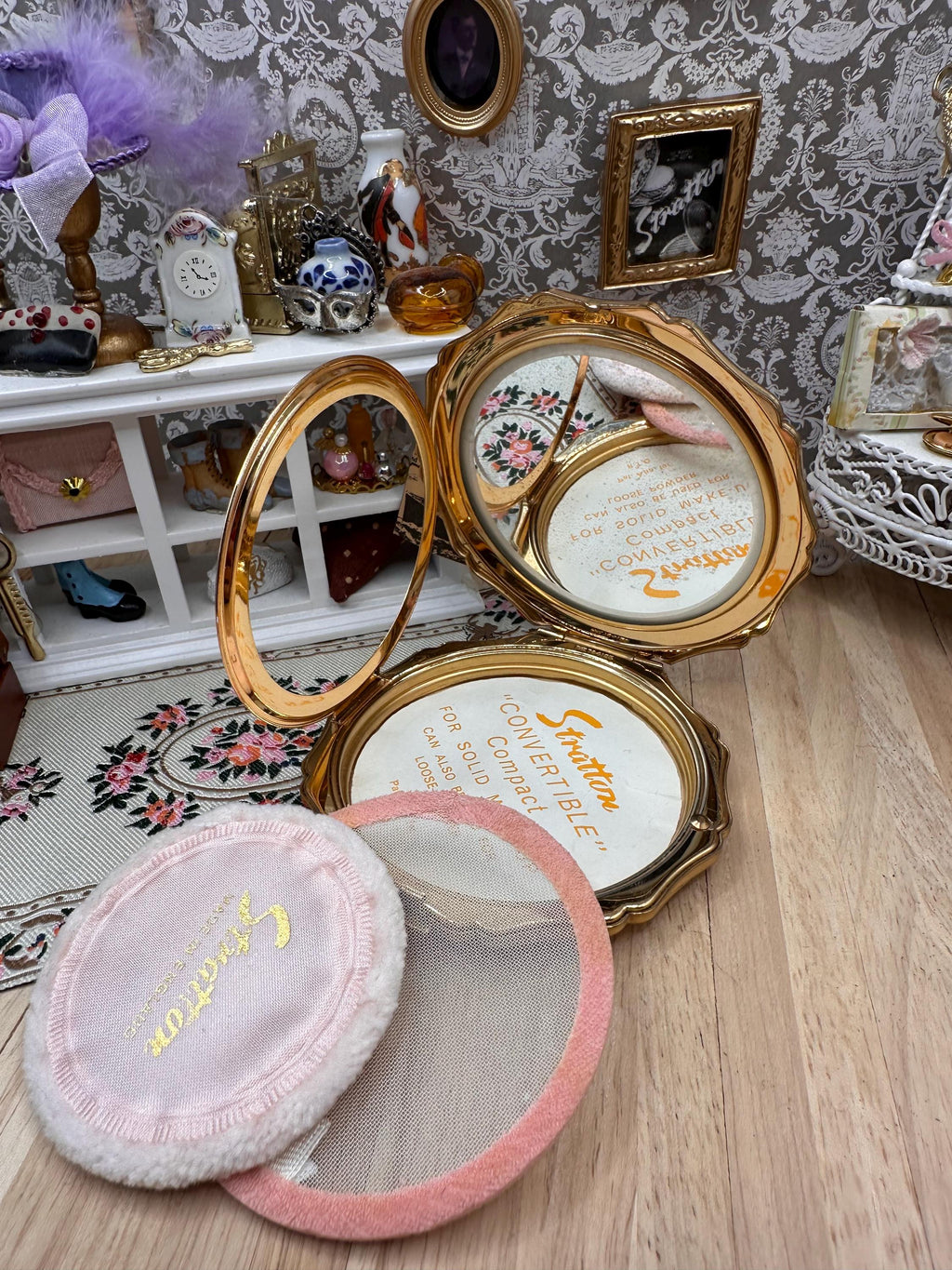 Stratton “Erika” Lily Enamel Powder Compact with Box, Pouch & Accessories – Unused Vintage 8.5cm