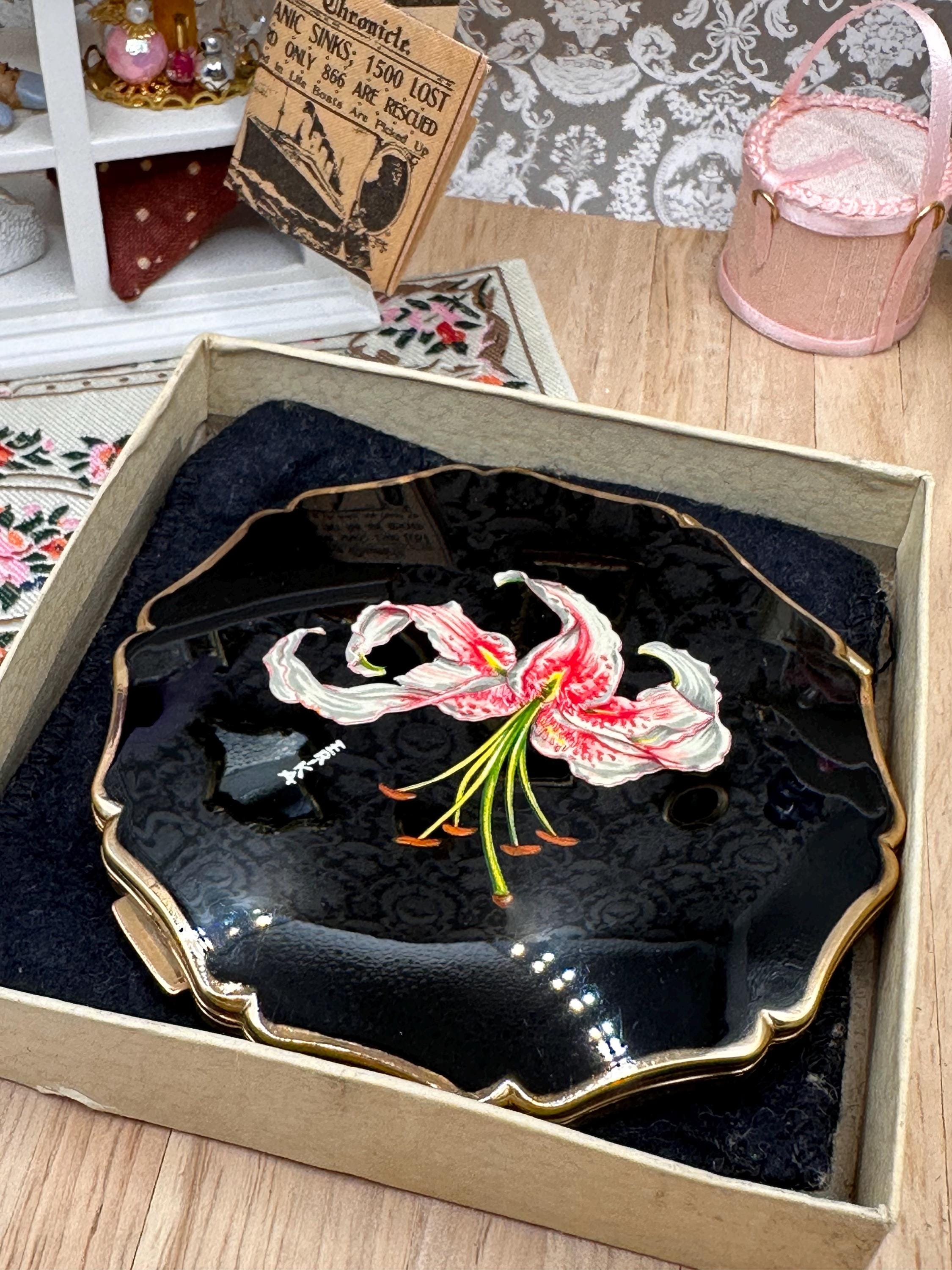Stratton “Erika” Lily Enamel Powder Compact with Box, Pouch & Accessories – Unused Vintage 8.5cm