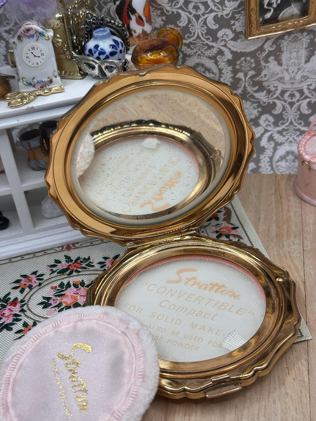Stratton “Erika” Lily Enamel Powder Compact with Box, Pouch & Accessories – Unused Vintage 8.5cm