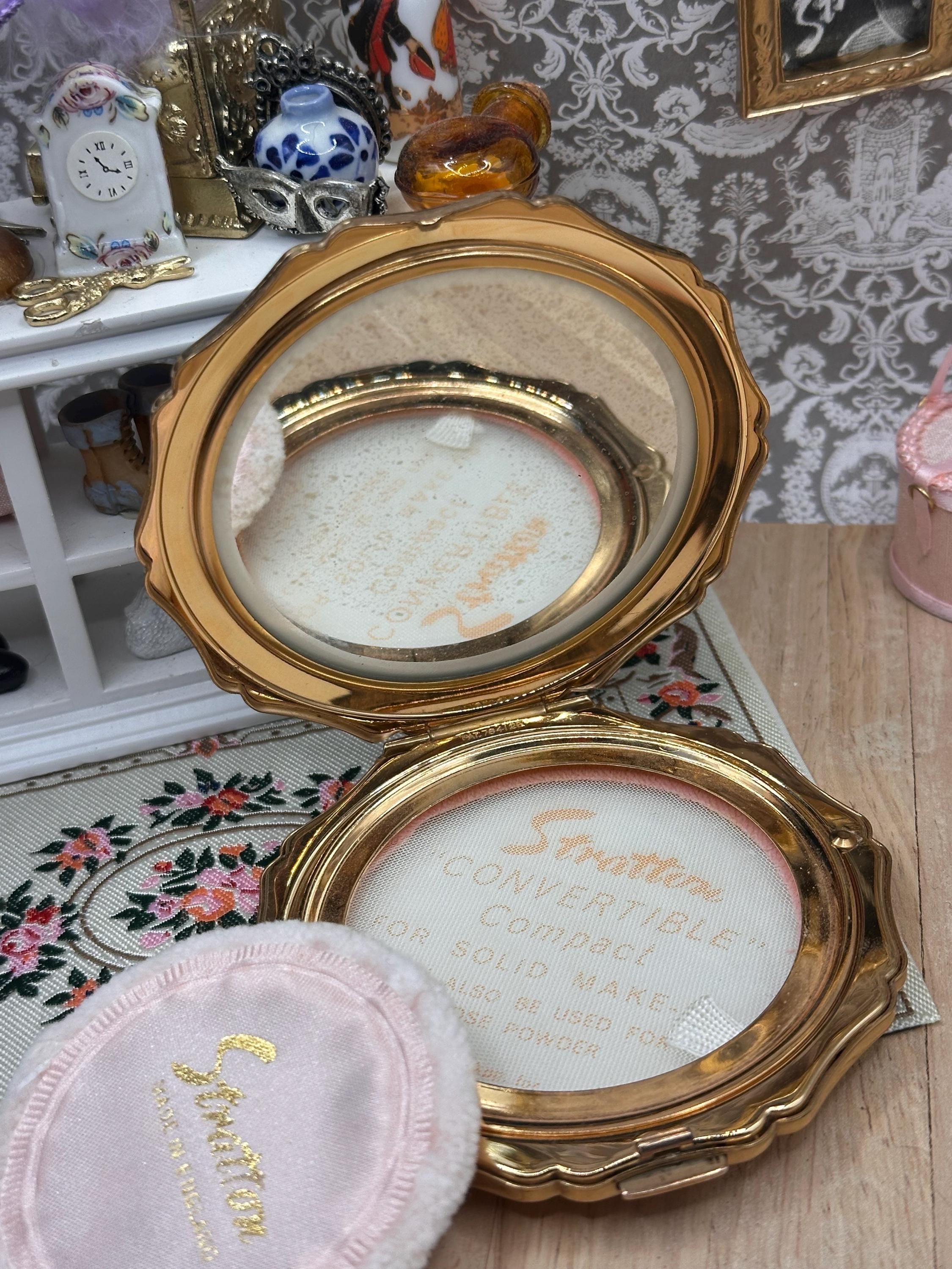 Stratton “Erika” Lily Enamel Powder Compact with Box, Pouch & Accessories – Unused Vintage 8.5cm