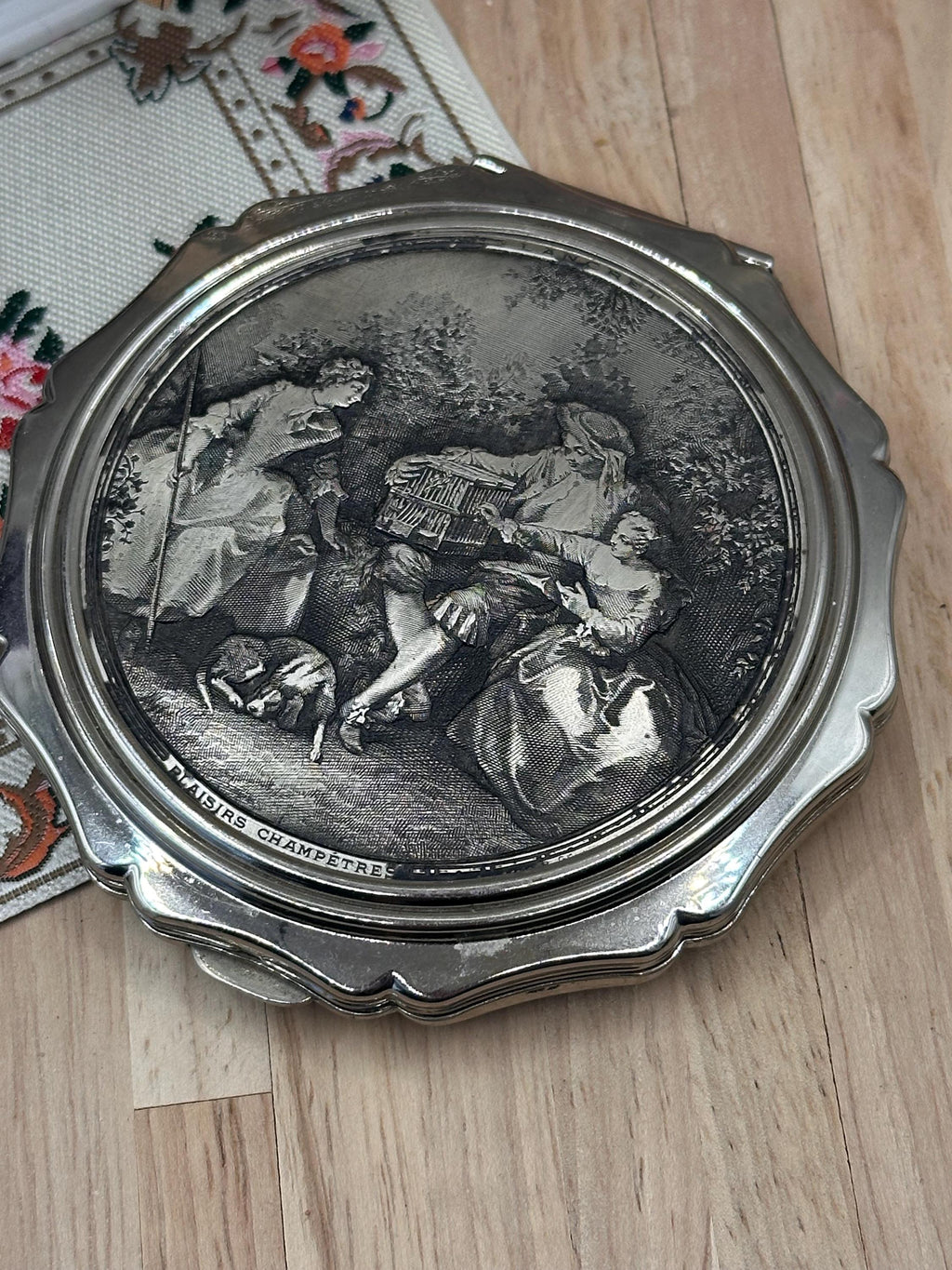 Vintage Stratton Lancret Plaisirs Champêtres Powder Compact 8.5cm Silver Tone Rococo Vanity Mirror
