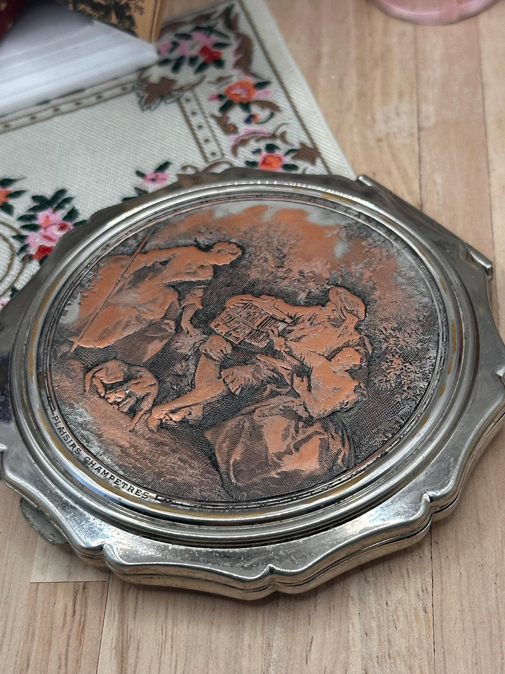 Vintage Stratton Lancret Plaisirs Champêtres Copper Tone Powder Compact 8.5cm Rococo Mirror