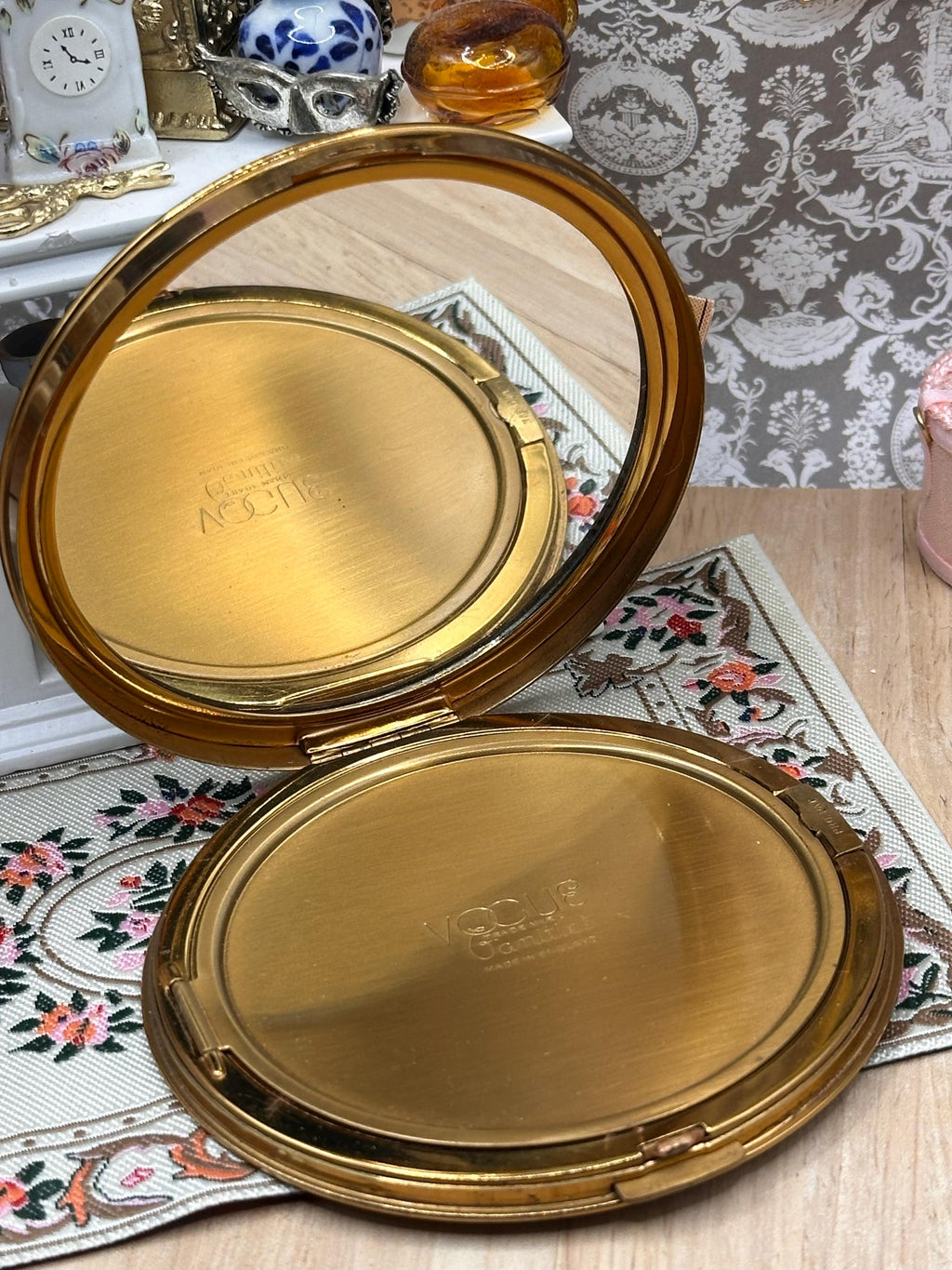 Vintage Vogue Enamel Blue Flower Powder Compact 8.5cm Unused Swansdown Puff Made in England