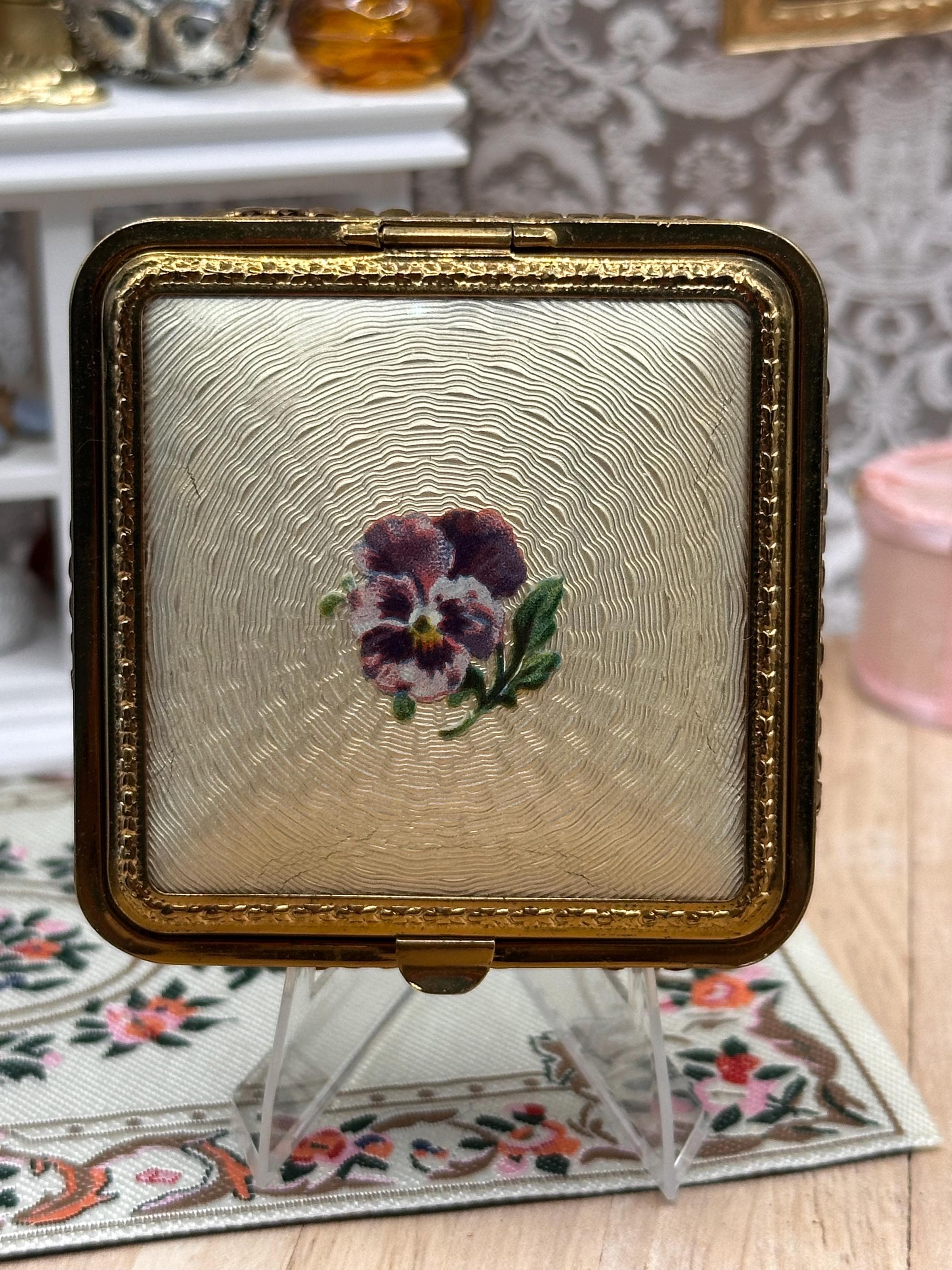 Rare Vintage Rex Fifth Avenue Mesh Powder Compact – Guilloché Pansy Floral Design – Made in USA