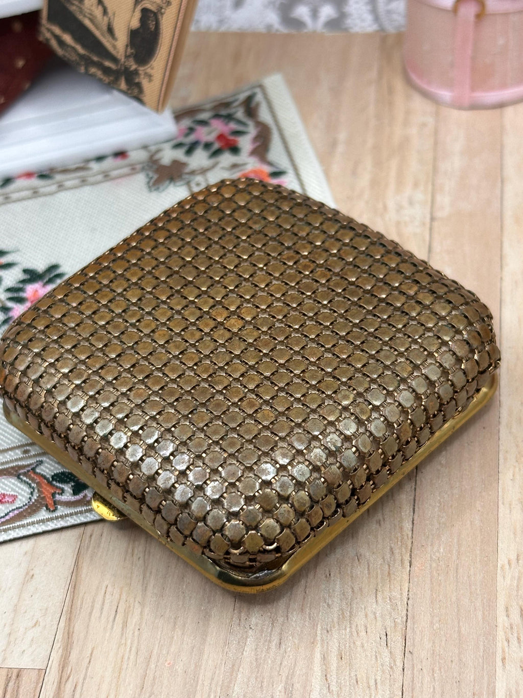 Rare Vintage Rex Fifth Avenue Mesh Powder Compact – Guilloché Pansy Floral Design – Made in USA