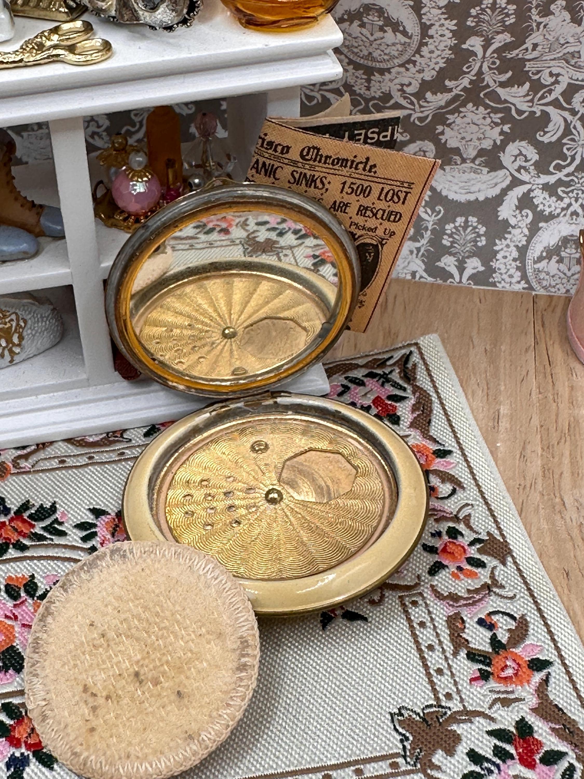 Vintage 1920s German ST Marked Art Deco Powder Compact – Enamel Romantic Couple – Rotary Mechanical Sifter