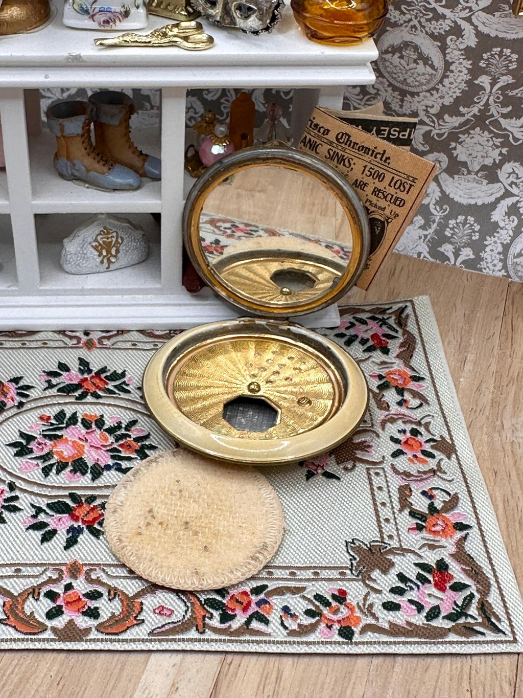 Vintage 1920s German ST Marked Art Deco Powder Compact – Enamel Romantic Couple – Rotary Mechanical Sifter
