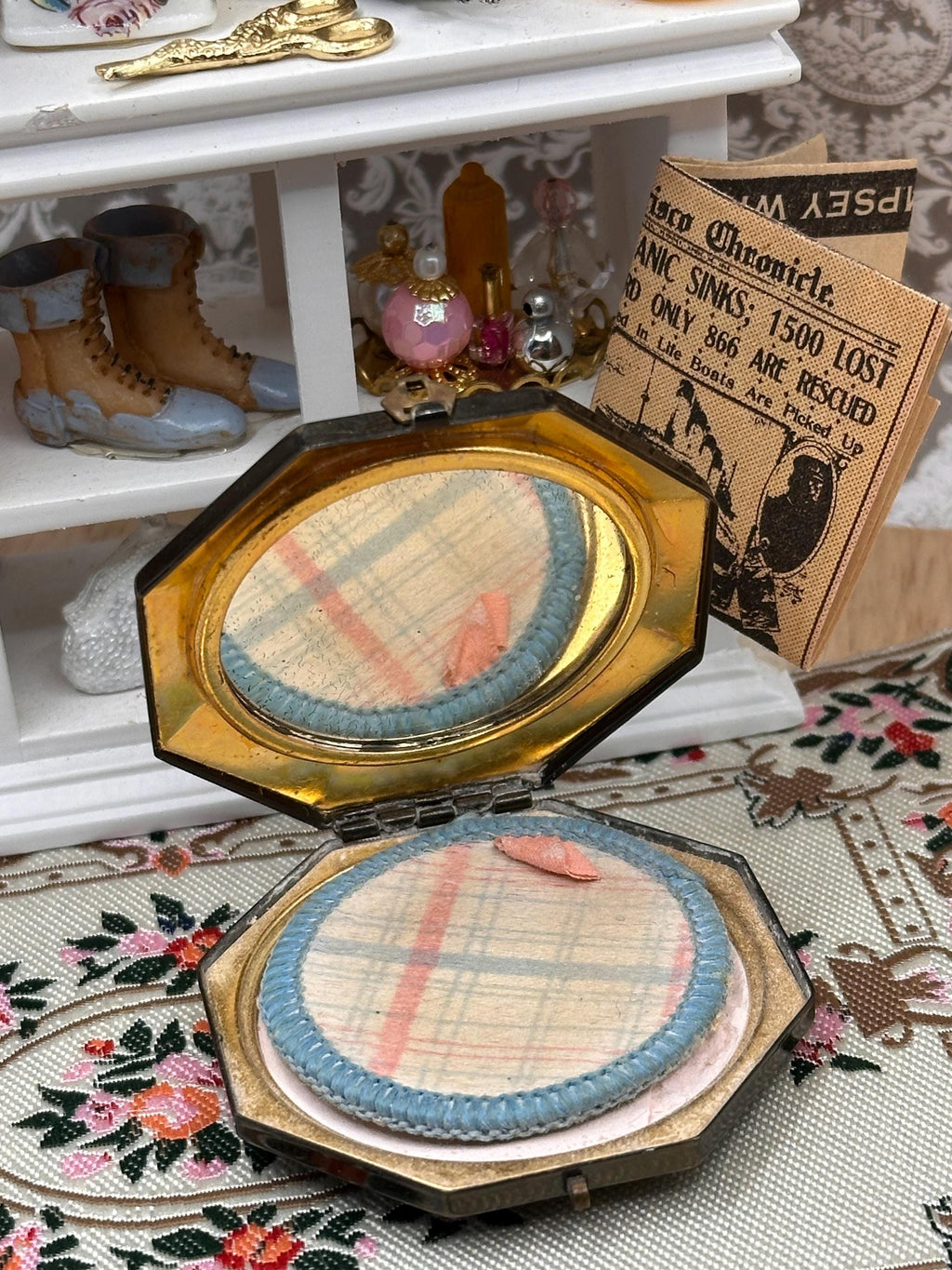 1930s Art Deco Seventeen Maison Jeurelle Powder Compact – Floral Design – Original Puff & Powder