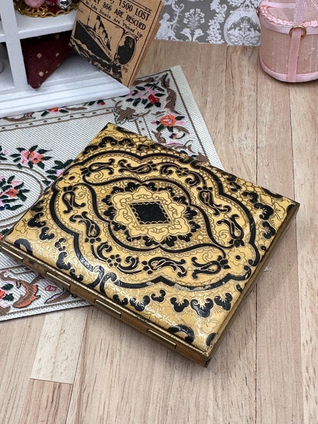 Vintage Italian Florentine Leather Powder Compact – Black & Gold Tooled Design – 1940s 1950s