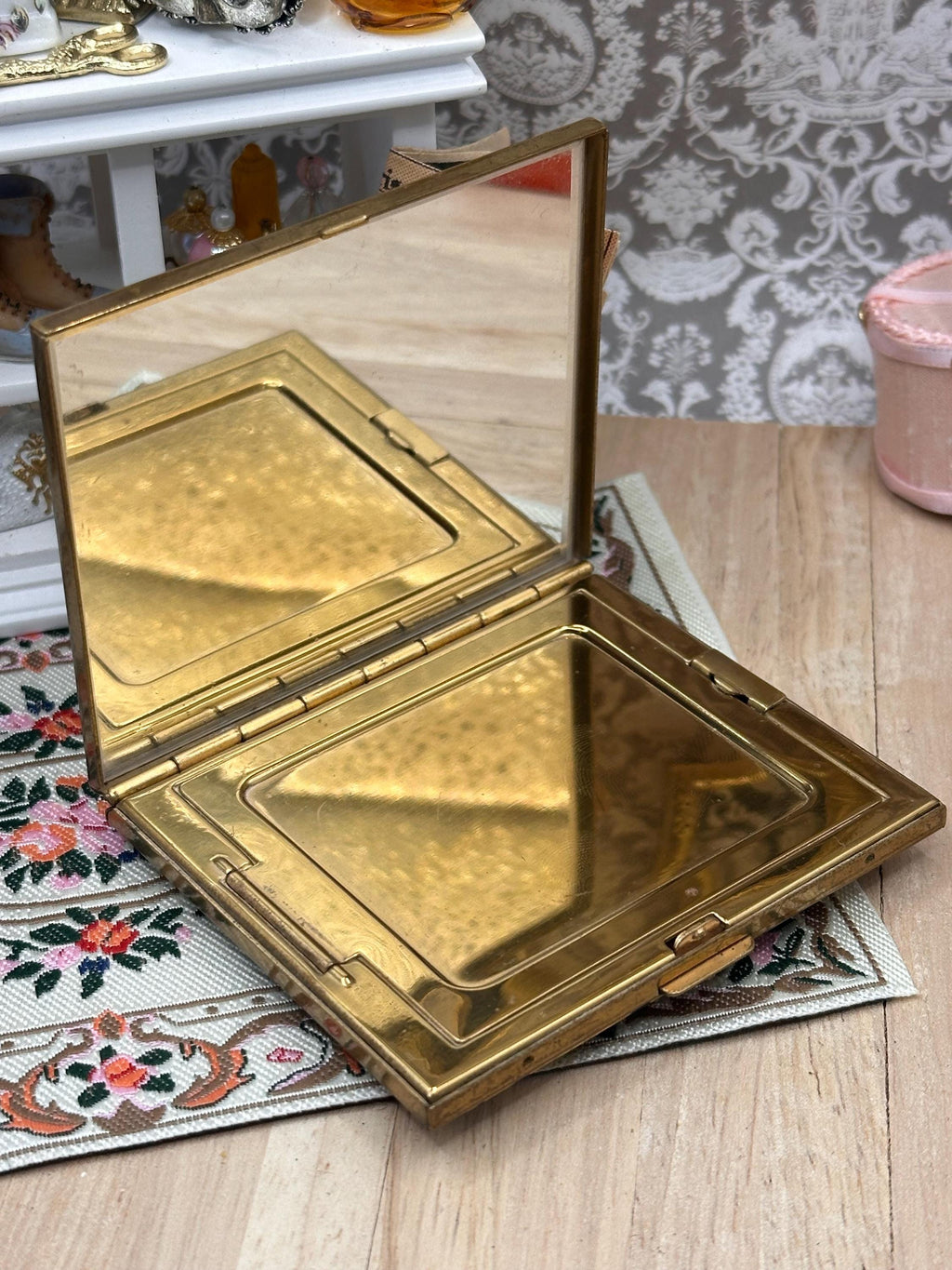 Vintage Italian Florentine Leather Powder Compact – Black & Gold Tooled Design – 1940s 1950s