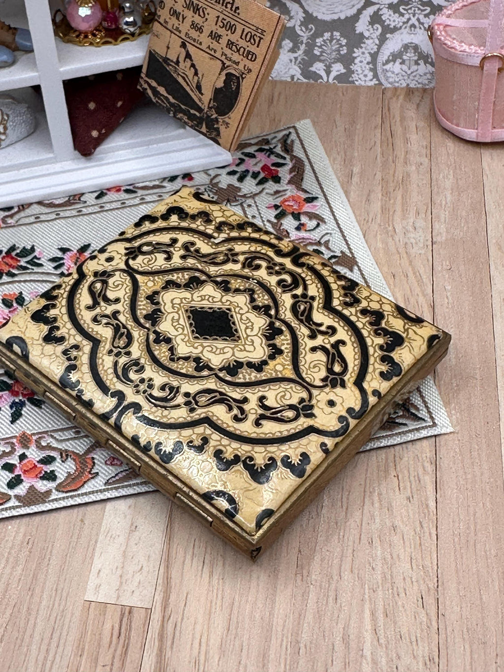 Vintage Italian Florentine Leather Powder Compact – Black & Gold Tooled Design – 1940s 1950s