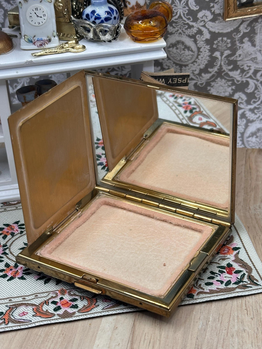 Vintage Italian Florentine Leather Powder Compact – Black & Gold Tooled Design – 1940s 1950s