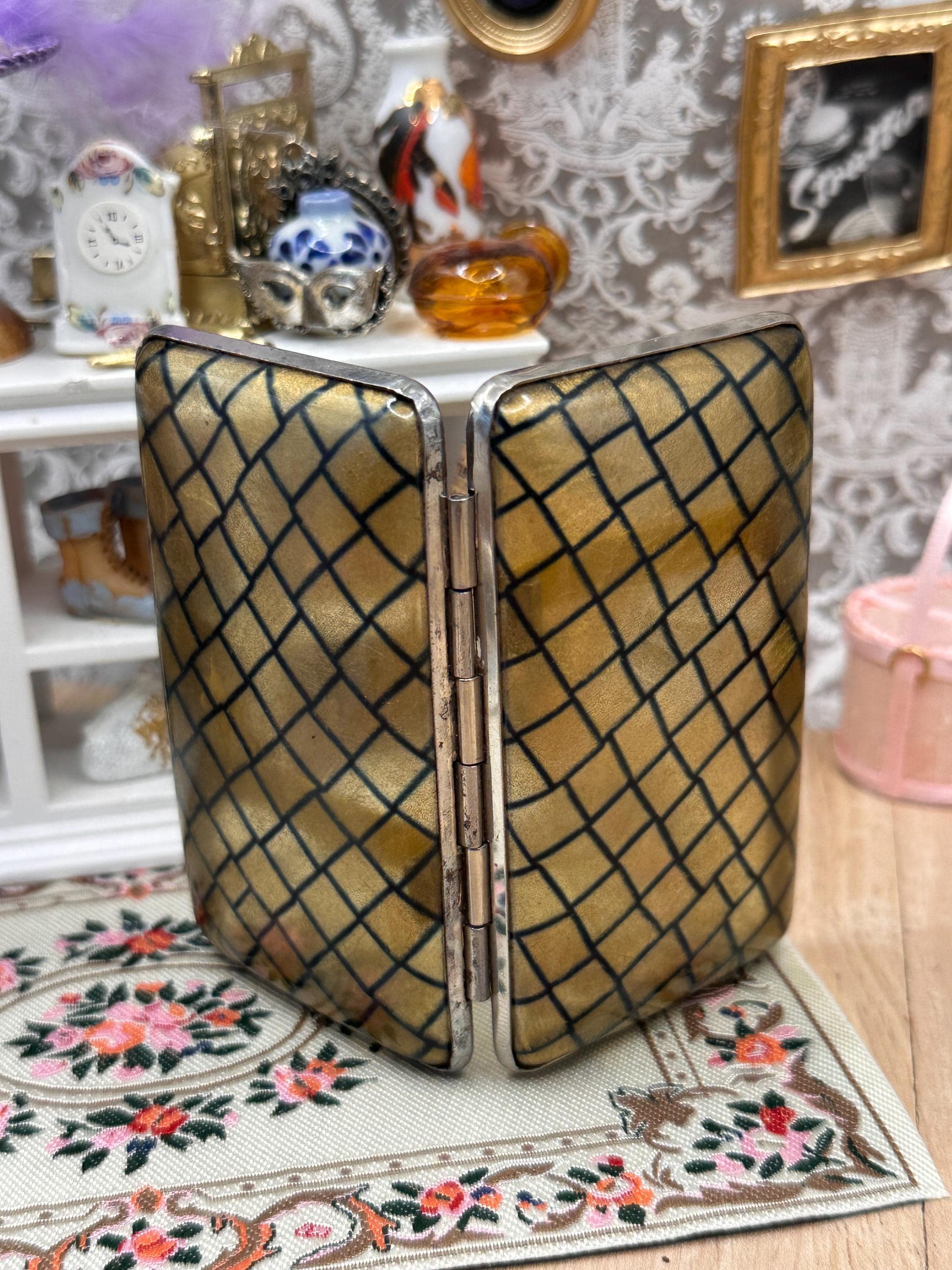Vintage 1940s 1950s Cigarette Case – Gold Pearlescent Early Plastic & Black Lattice – 8cm