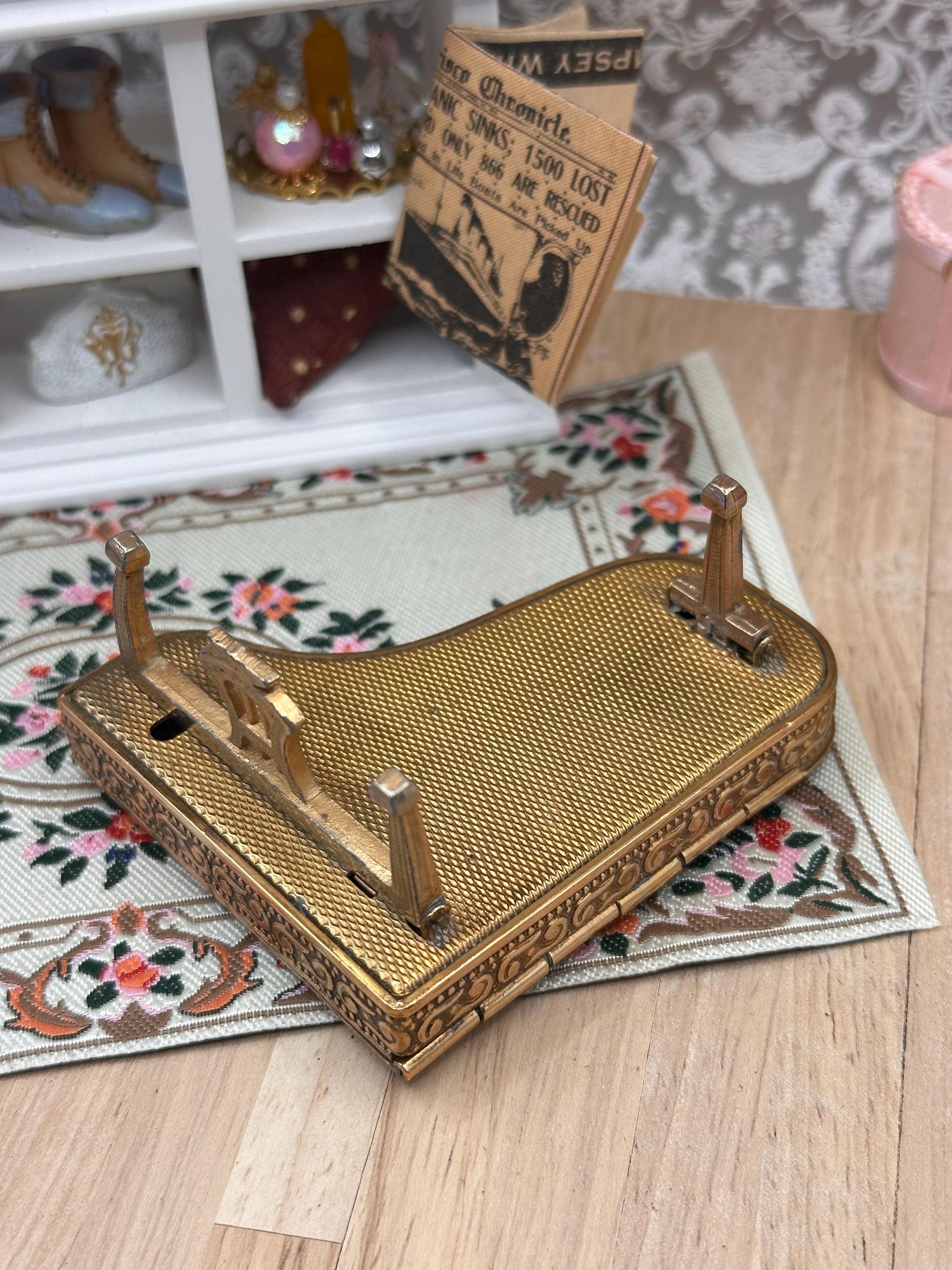 Vintage 1950s Pygmalion Sonata No. 21 Grand Piano Powder Compact – Original Puff & Sifter