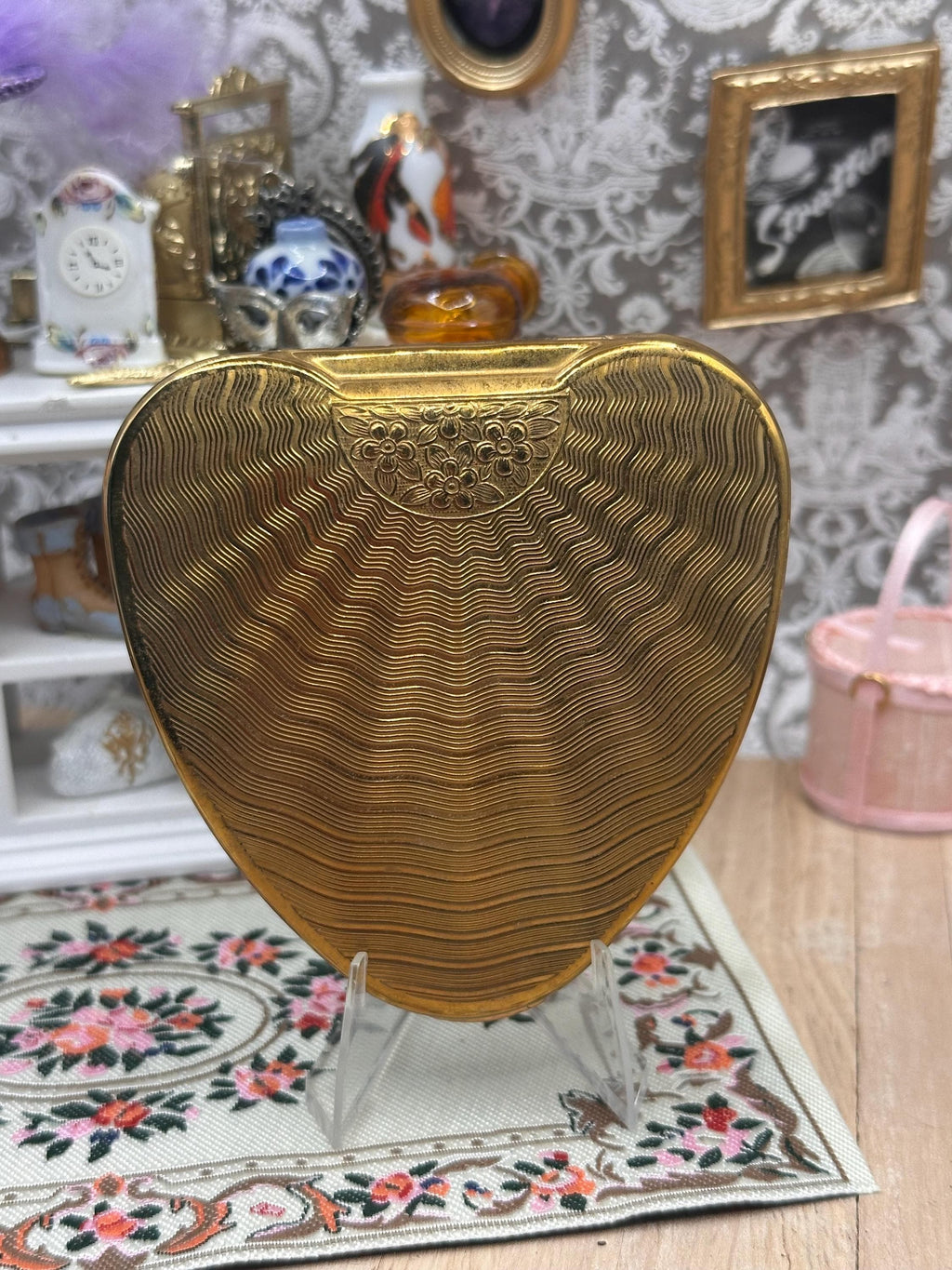 Vintage Kigu Chérie Heart Shaped Powder Compact – Gold Tone Engine Turned – 1950s/60s