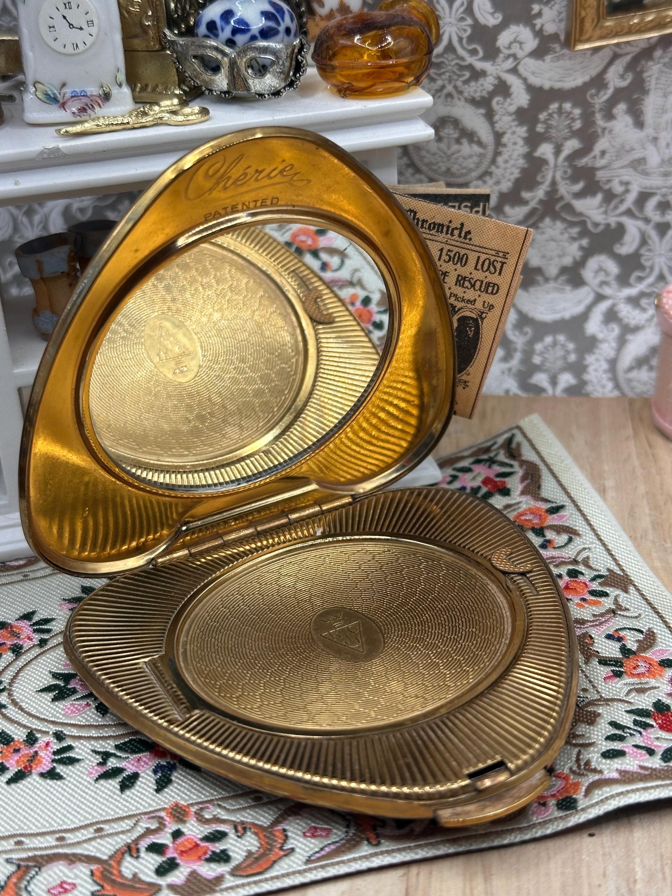 Vintage Kigu Chérie Heart Shaped Powder Compact – Gold Tone Engine Turned – 1950s/60s
