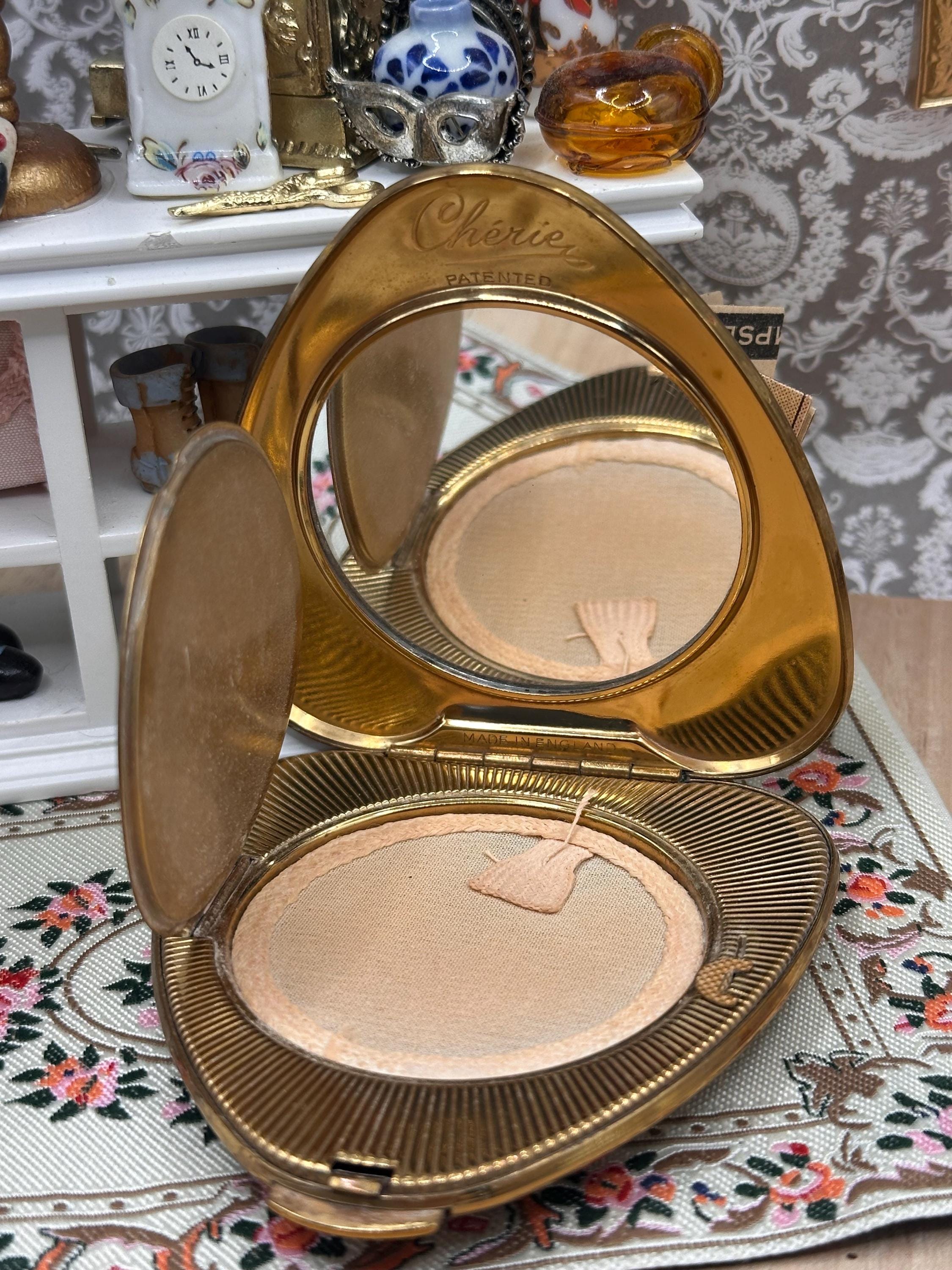 Vintage Kigu Chérie Heart Shaped Powder Compact – Gold Tone Engine Turned – 1950s/60s