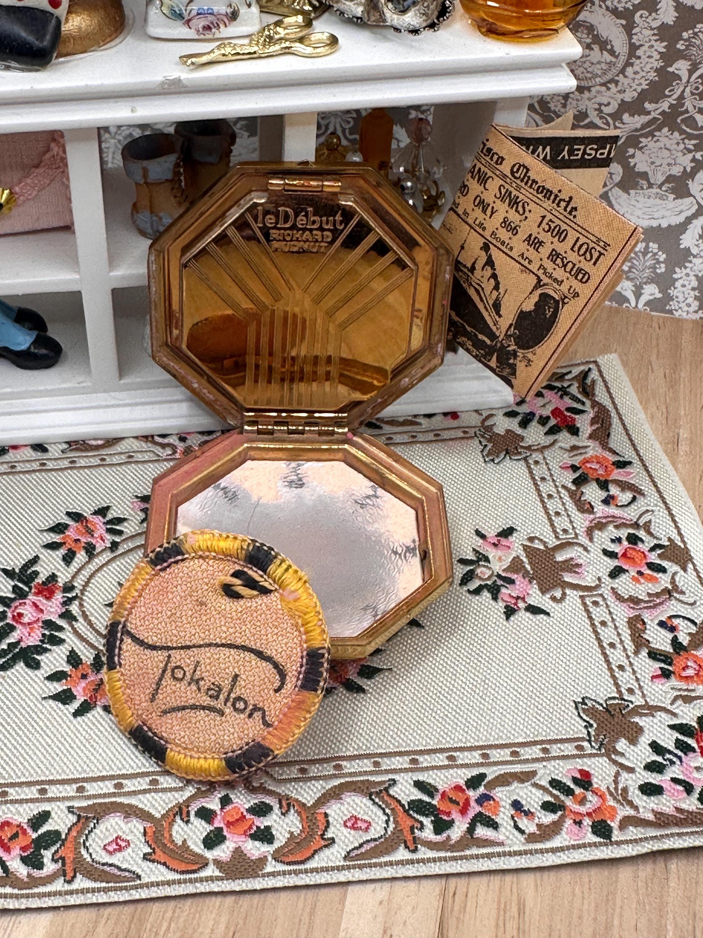 Vintage 1920s Richard Hudnut Le Début Art Deco Compact – Rare Gold Tone Turquoise Detail