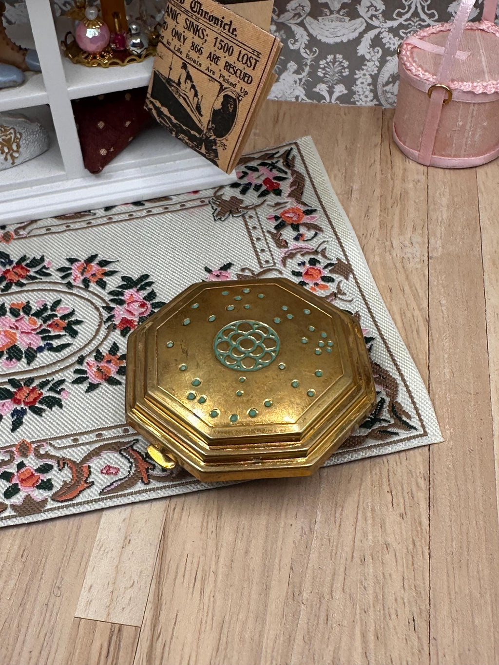 Vintage 1920s Richard Hudnut Le Début Art Deco Compact – Rare Gold Tone Turquoise Detail