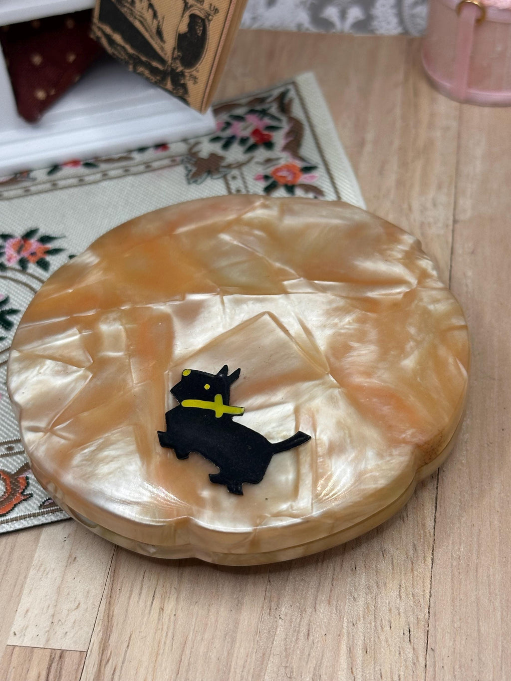 Vintage Japanese Scottie Dog Powder Compact – Pearlescent Celluloid – Near Mint – 1940s/50s
