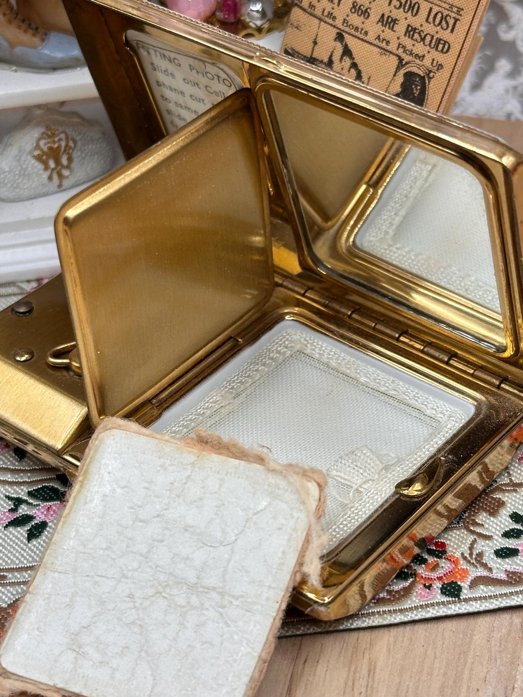 Vintage Melissa Mother of Pearl Musical Compact – Photo Frame & Powder Compact