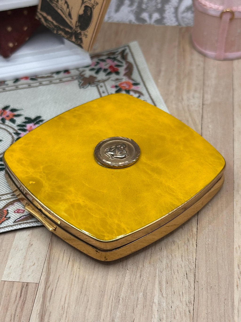 Vintage 1950s Regent of London Powder Compact – Mustard Marbled Gold Medallion 7cm