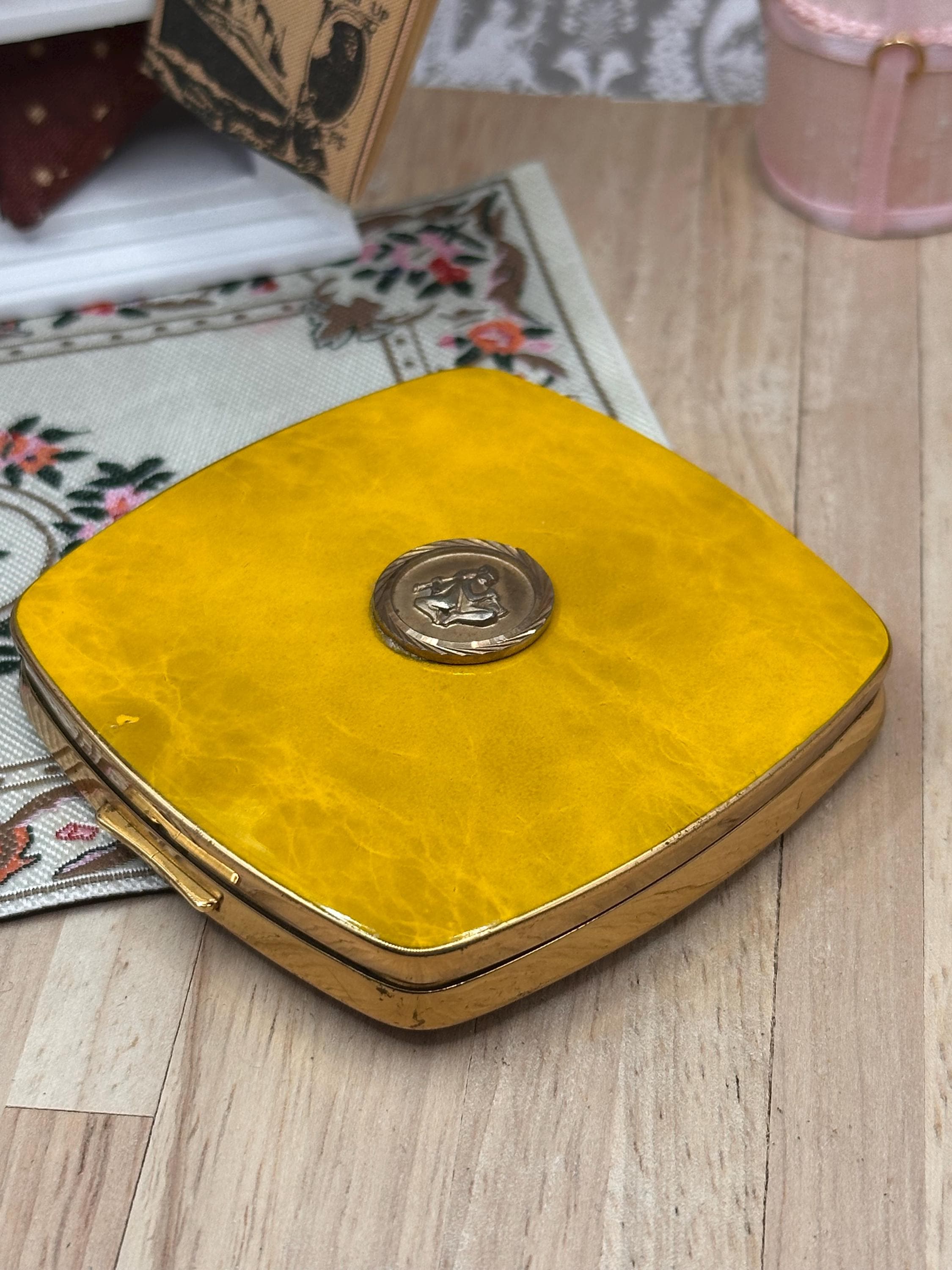 Vintage 1950s Regent of London Powder Compact – Mustard Marbled Gold Medallion 7cm